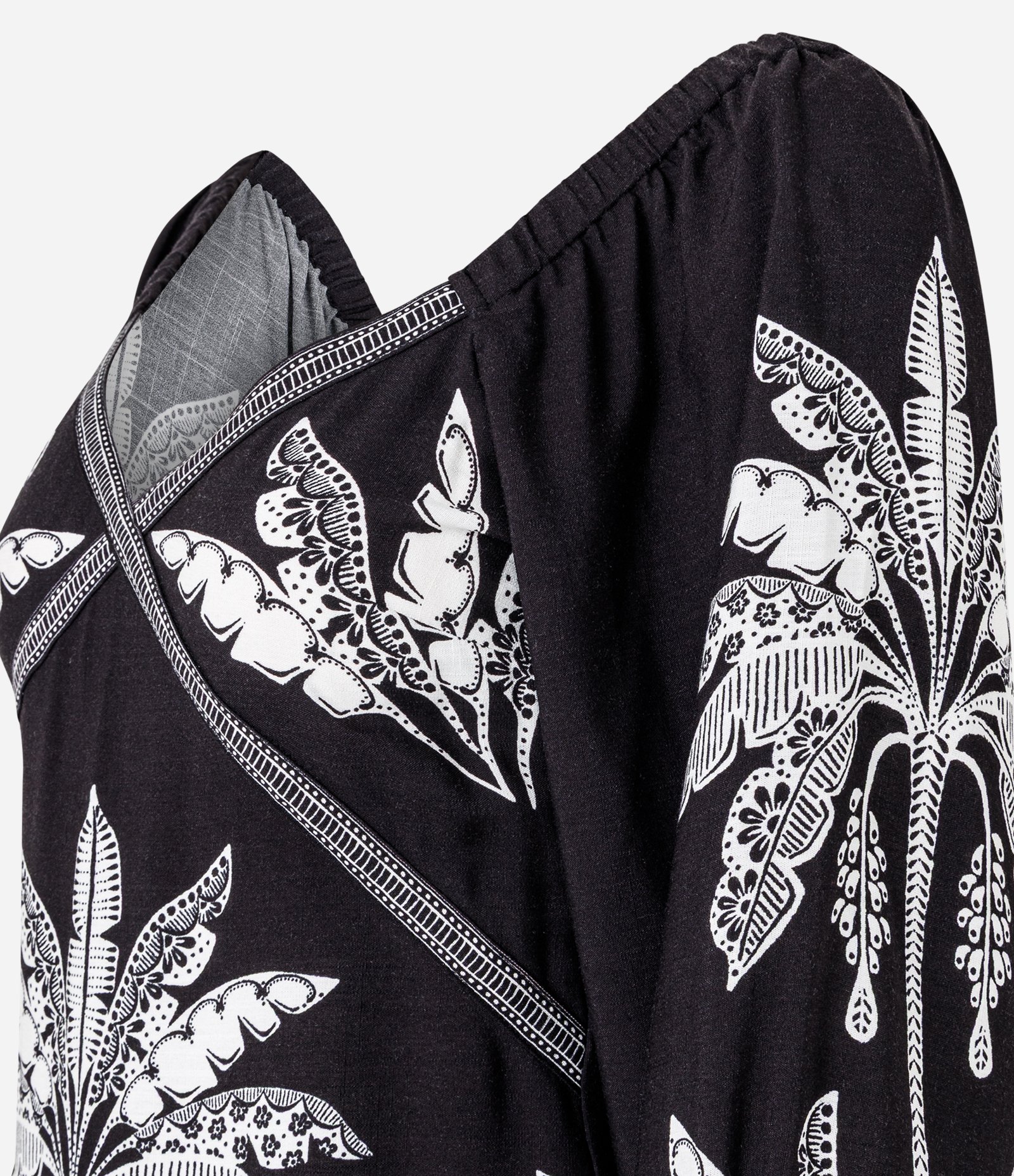Vestido Curto em Viscose com Estampa de Coqueiros e Decote V Preto 2