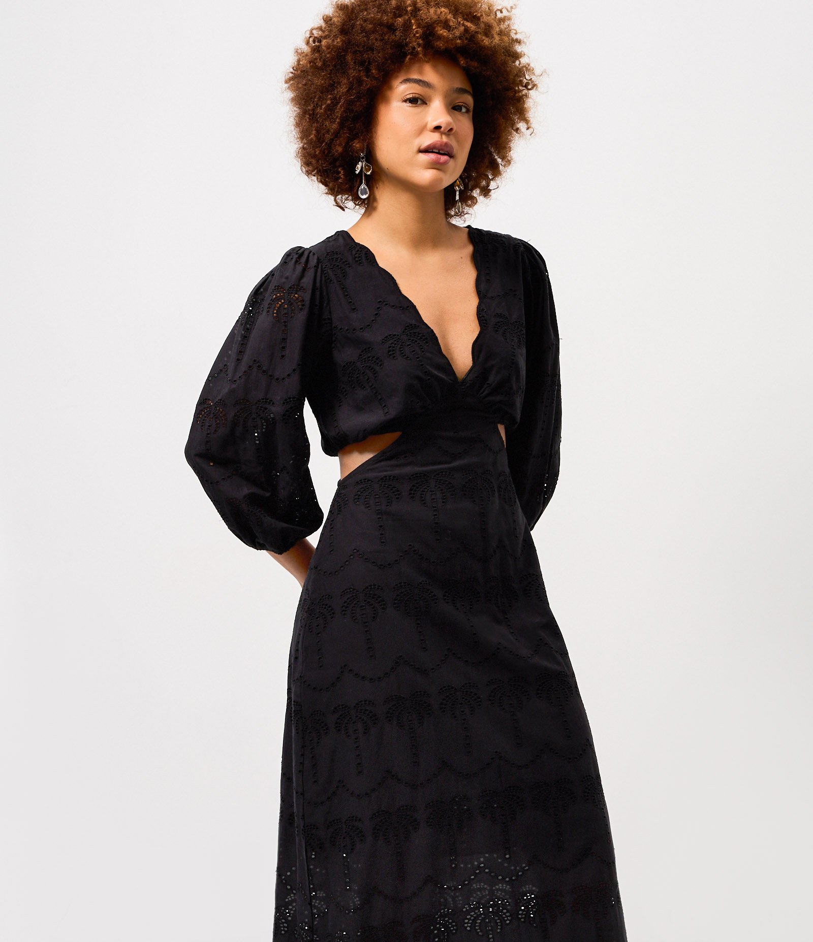 Vestido Midi em Laise com Recortes Vazados e Decote V Preto 2