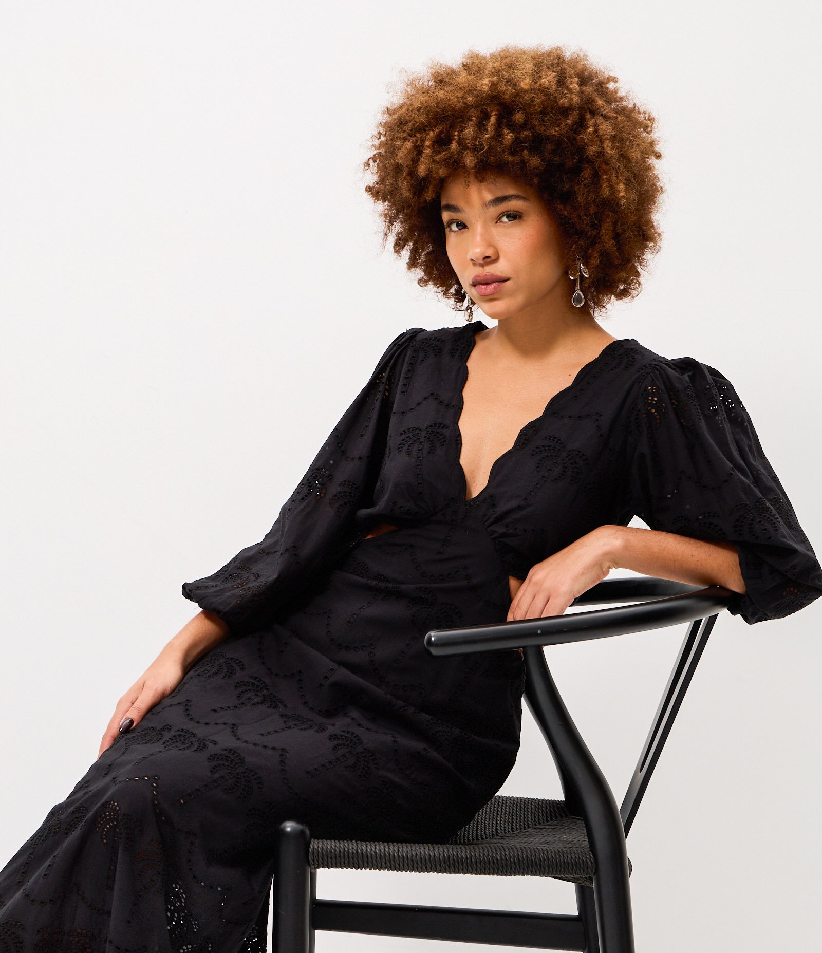 Vestido Midi em Laise com Recortes Vazados e Decote V Preto 3