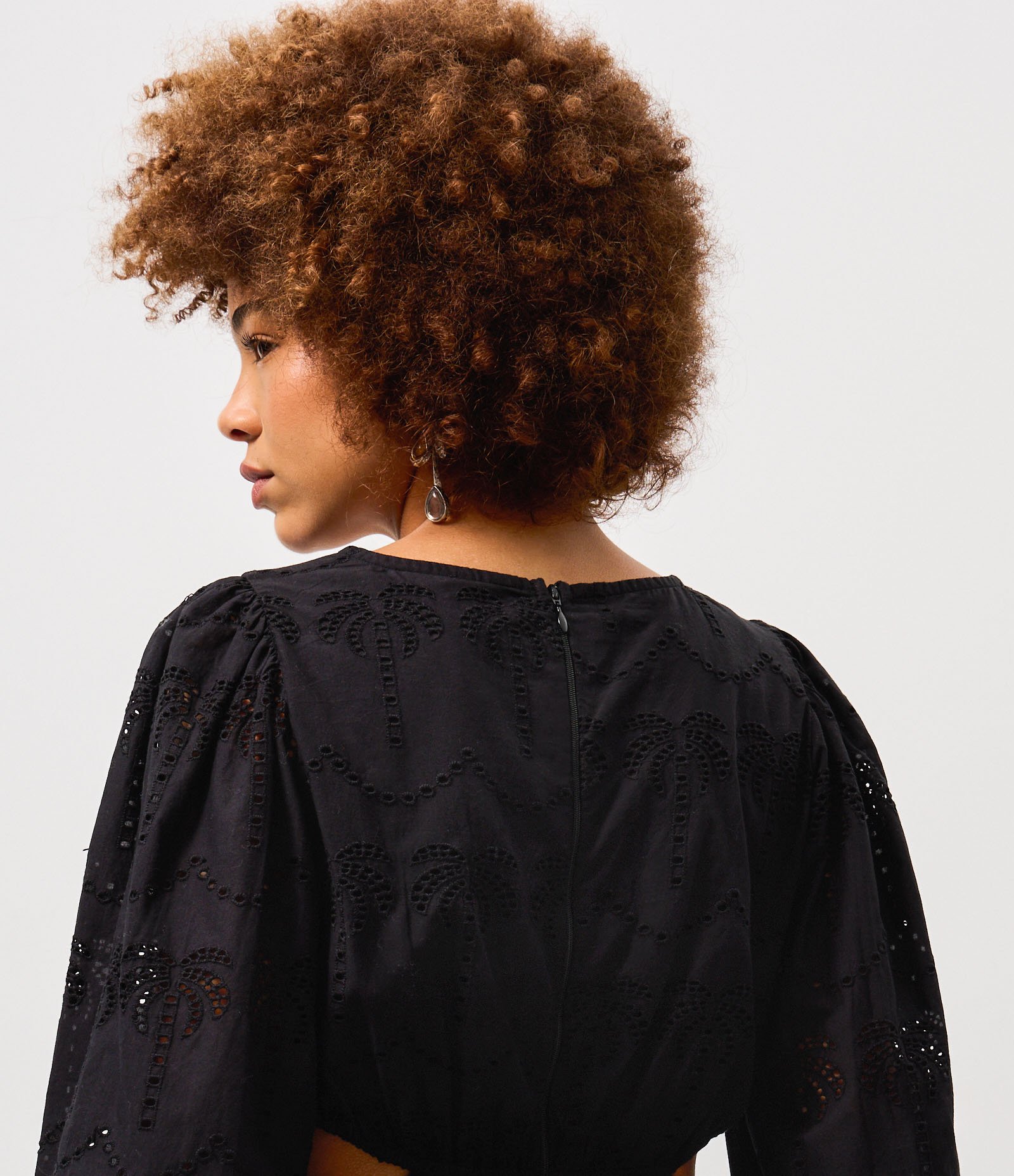 Vestido Midi em Laise com Recortes Vazados e Decote V Preto 4