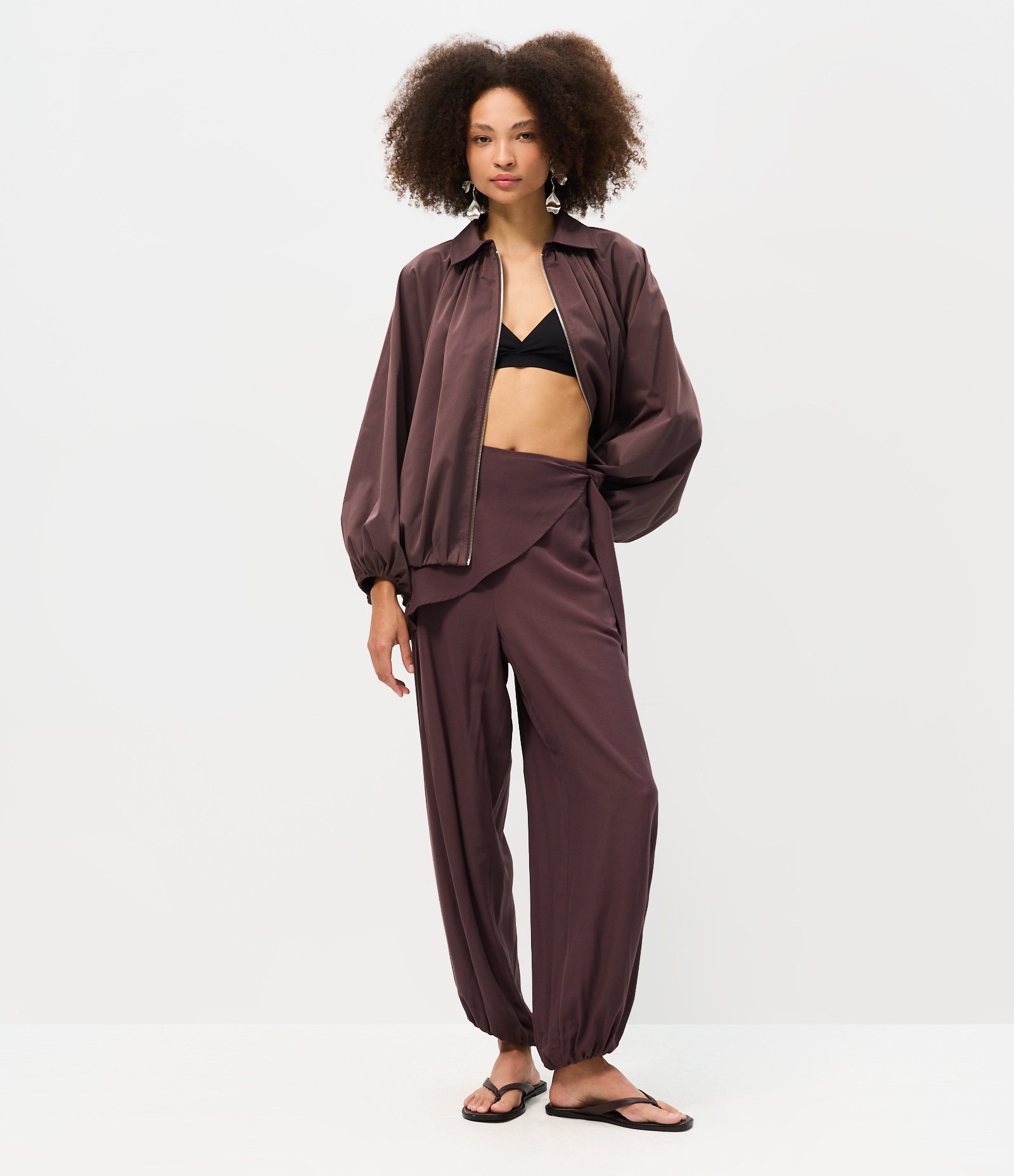 Calça Balloon em Viscose Acetinada com Amarração na Cintura Marrom 1