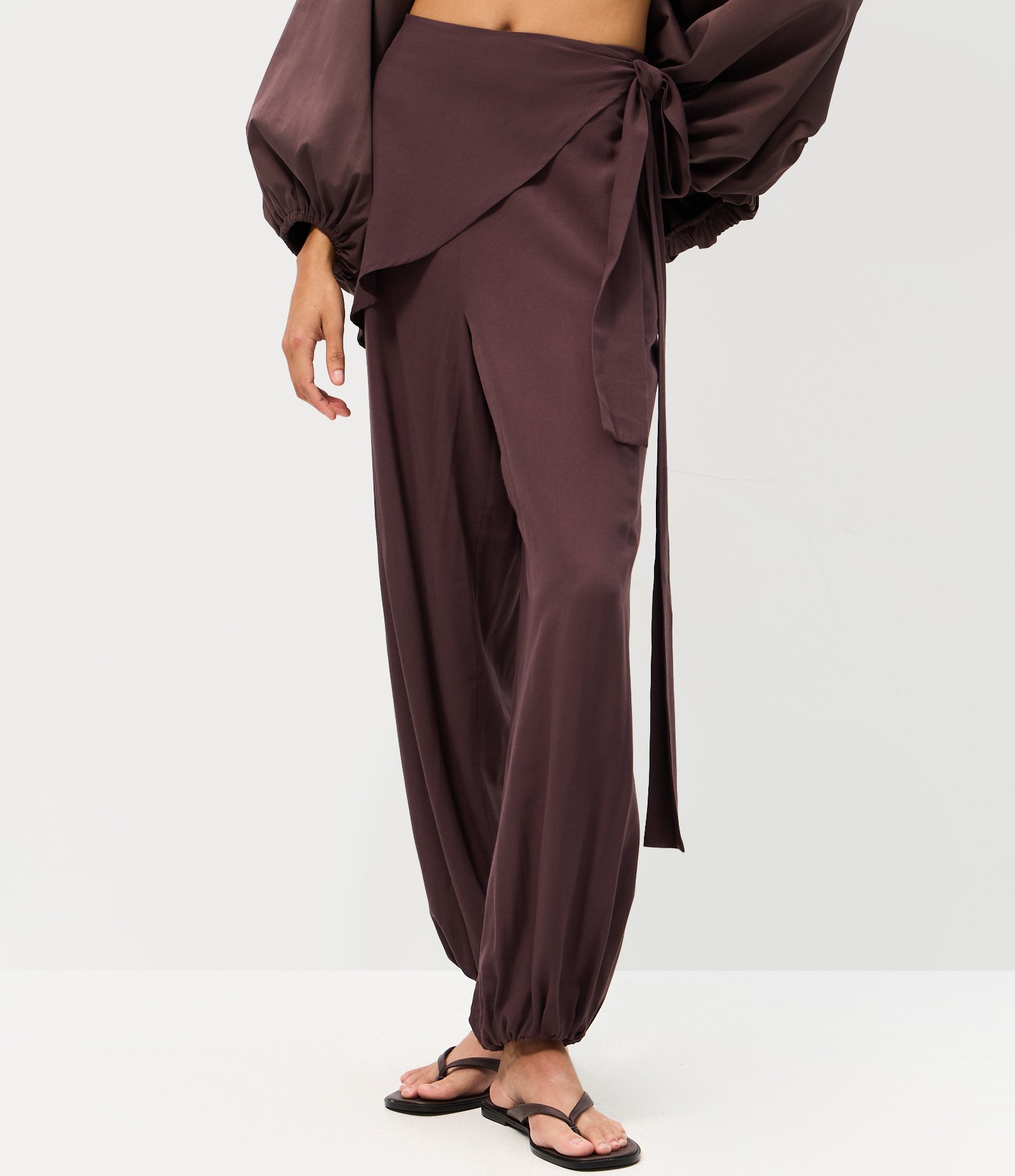 Calça Balloon em Viscose Acetinada com Amarração na Cintura Marrom 2