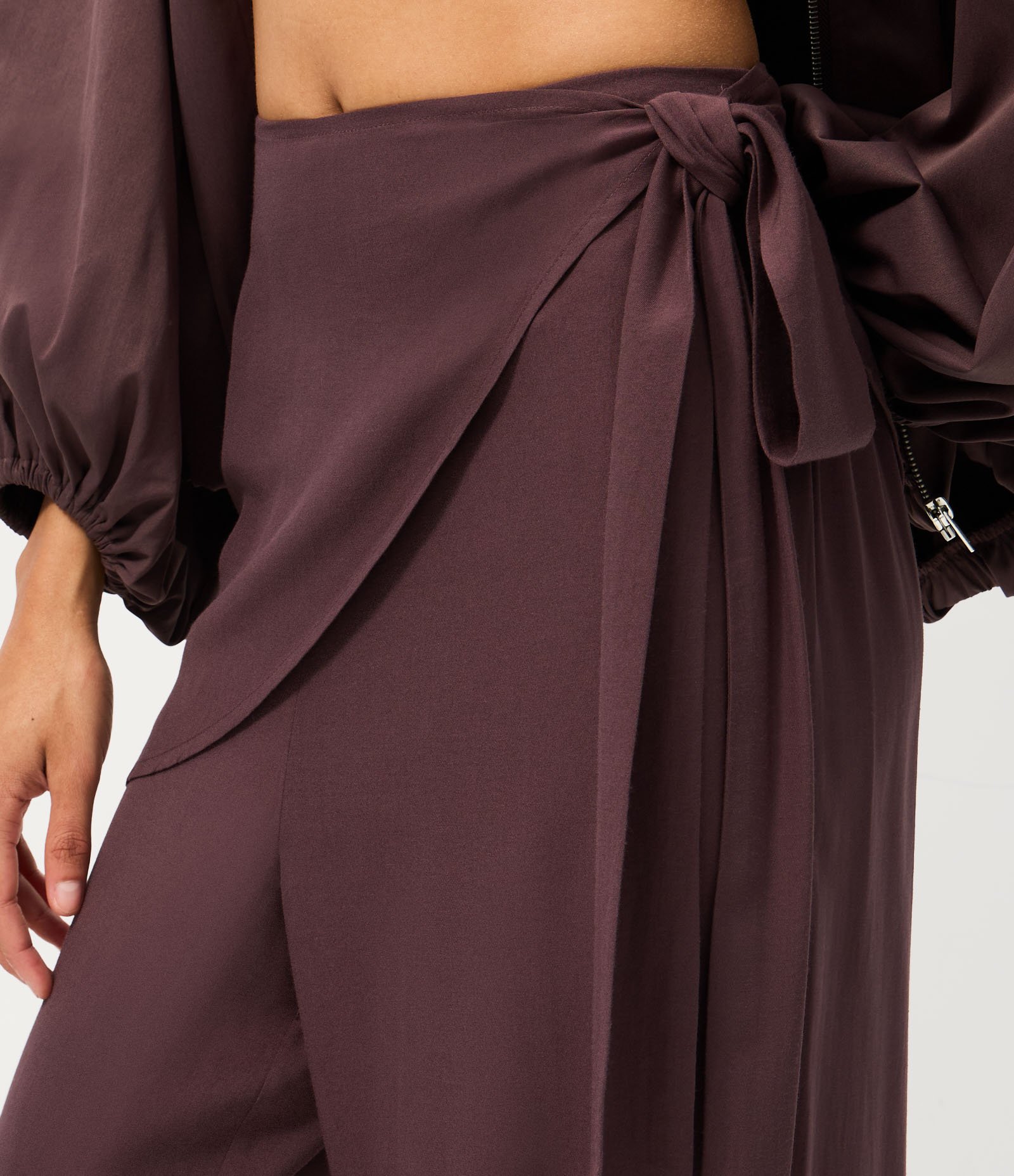 Calça Balloon em Viscose Acetinada com Amarração na Cintura Marrom 3