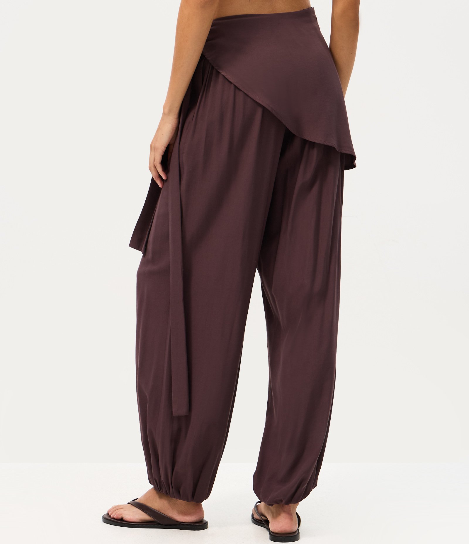Calça Balloon em Viscose Acetinada com Amarração na Cintura Marrom 4