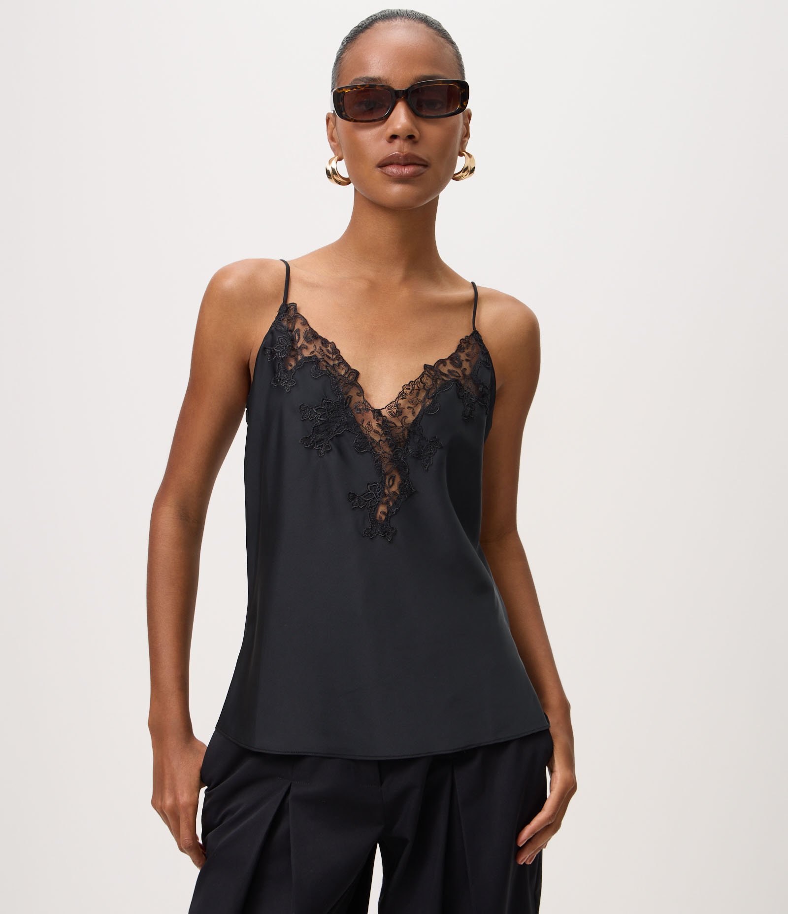 Blusa em Cetim com Renda Floral Aplicada Preto 1