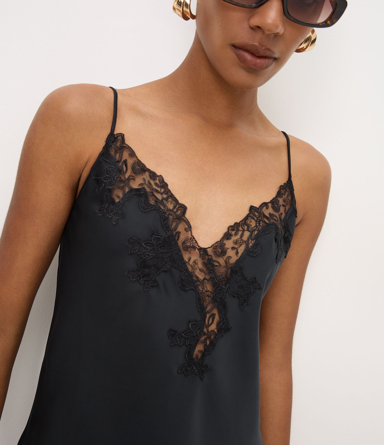 Blusa em Cetim com Renda Floral Aplicada Preto 3