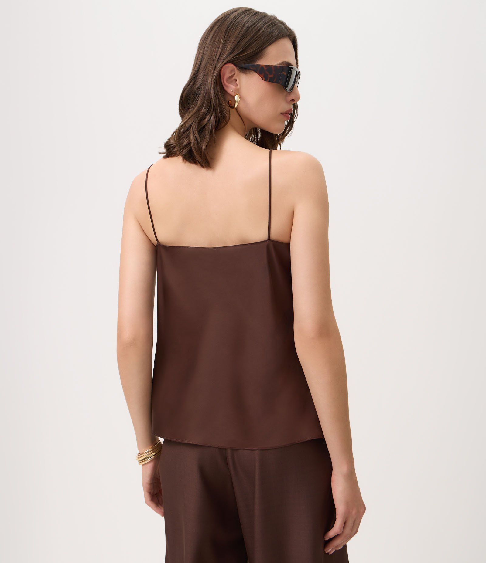 Blusa em Cetim com Renda Floral Aplicada Marrom 4