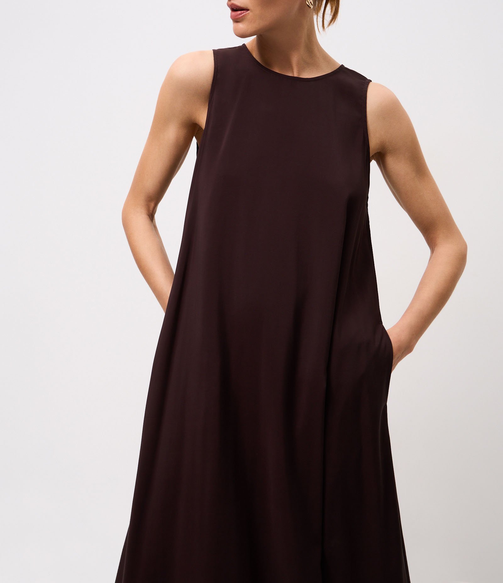 Vestido Midi com Decote Redondo Marrom 4