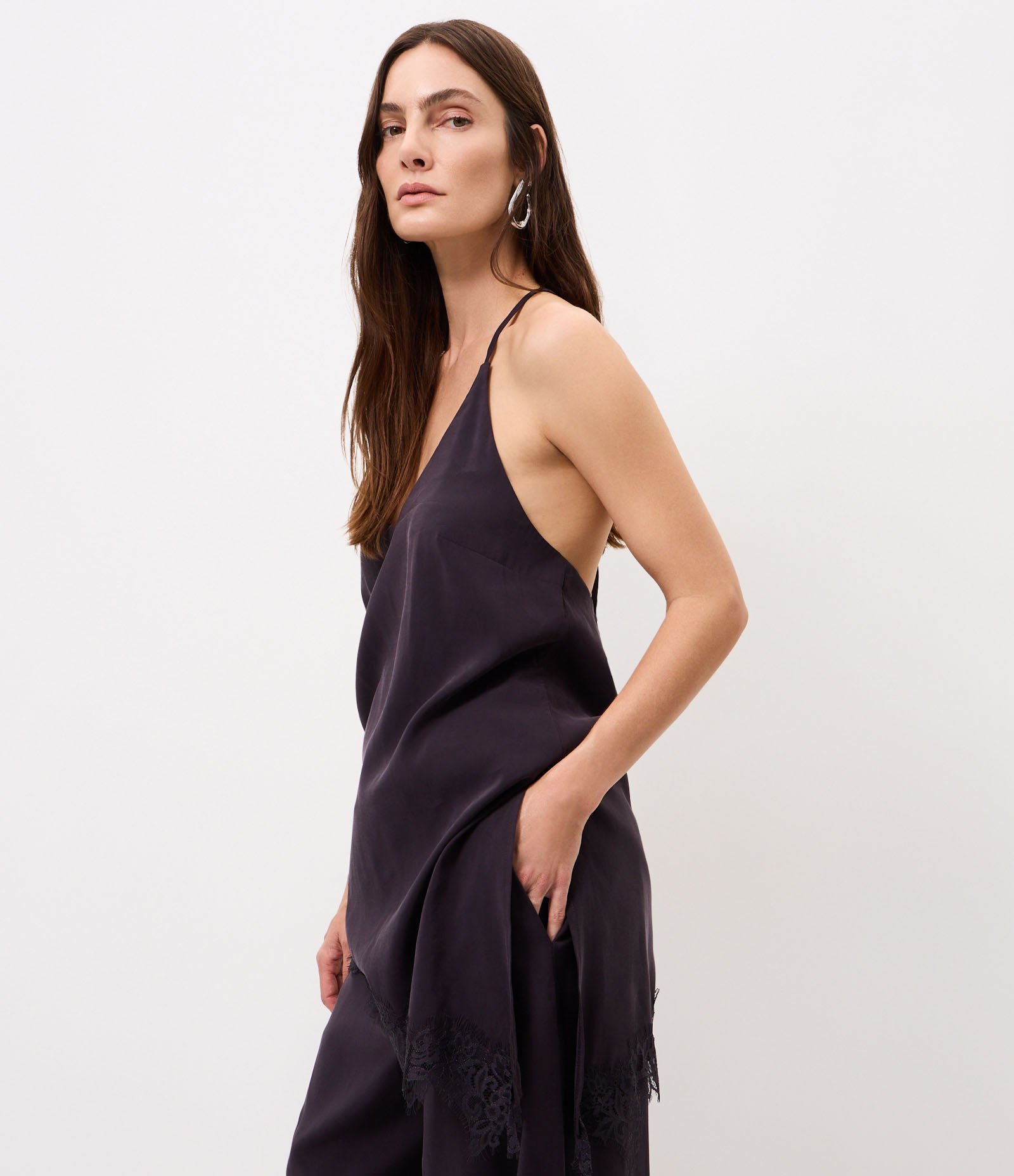 Blusa Assimétrica com Renda e Fenda Lateral Marrom 3