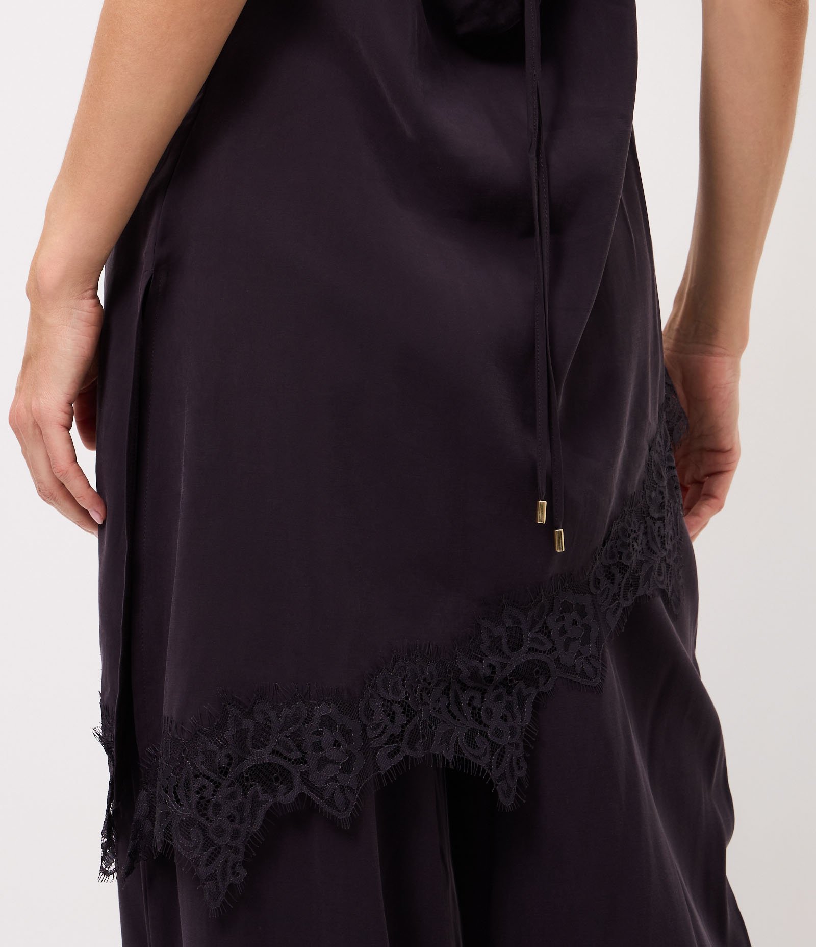 Blusa Assimétrica com Renda e Fenda Lateral Marrom 4