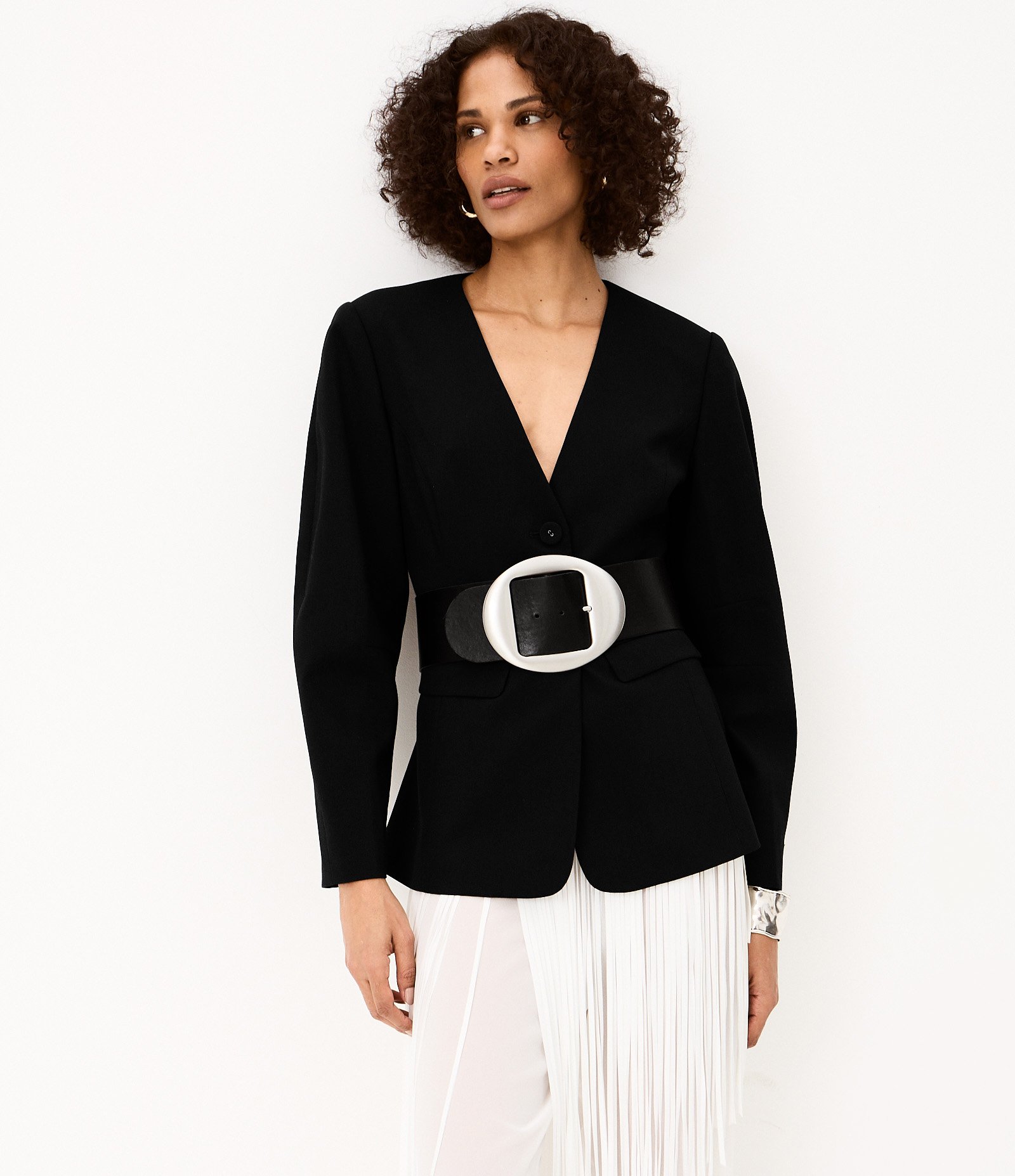 Blazer Acinturado em Alfaiataria com Bolsos Frontais Preto 1
