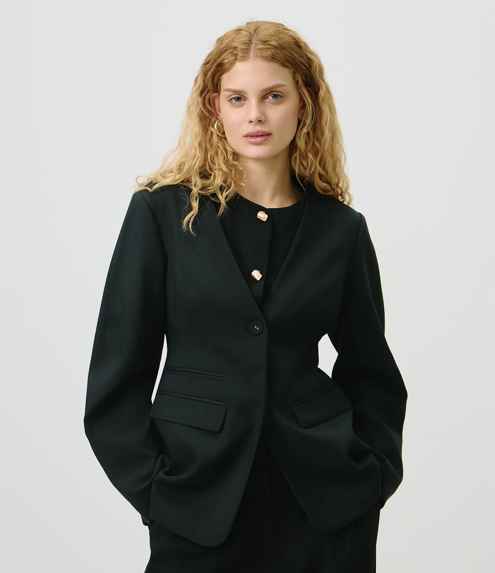 Blazer Acinturado em Alfaiataria com Bolsos Frontais Preto 3