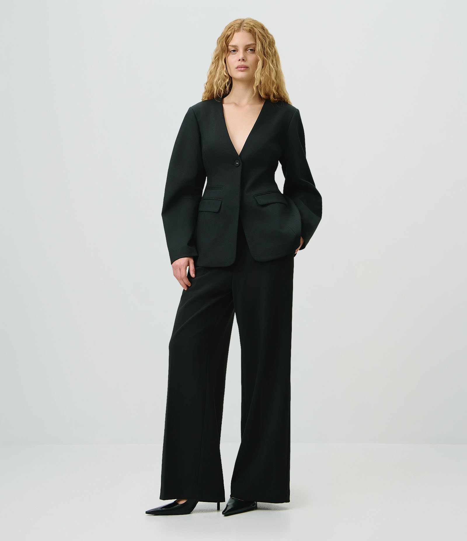 Blazer Acinturado em Alfaiataria com Bolsos Frontais Preto 4