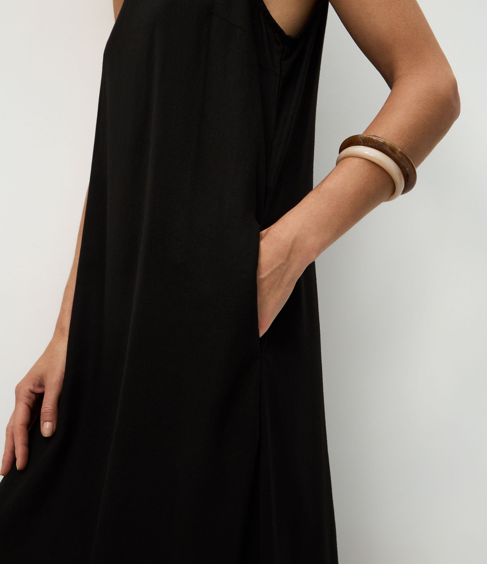 Vestido Longo em Viscolinho com Bolsos Preto 4