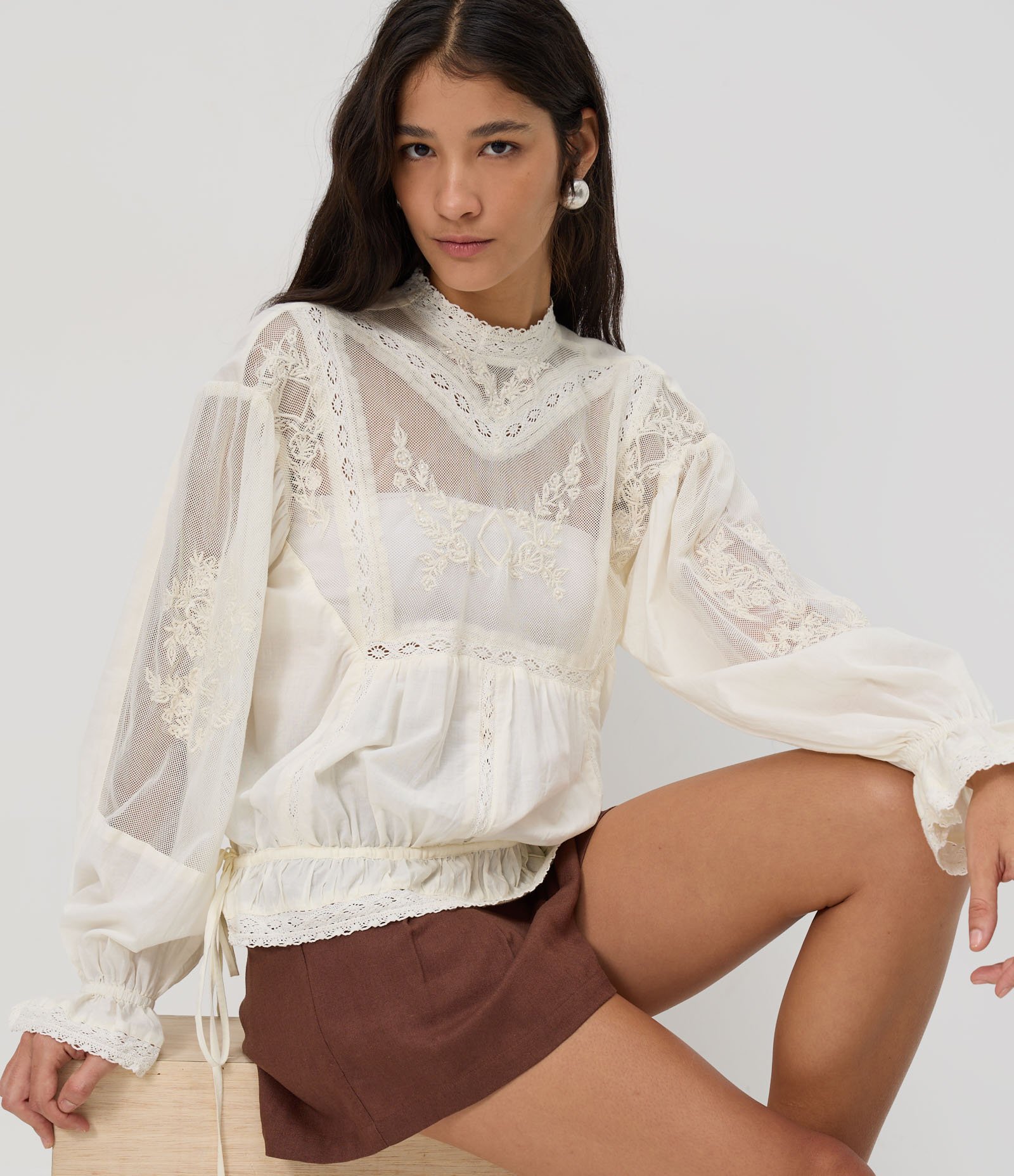 Bata em Cambraia com Detalhes em Renda e Entremeios Branco 3