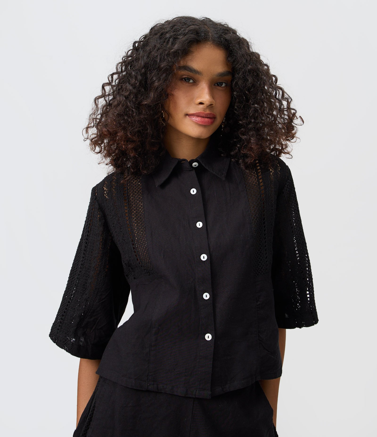 Camisa em Tricoline com Renda e Bordado Vazado Preto 1
