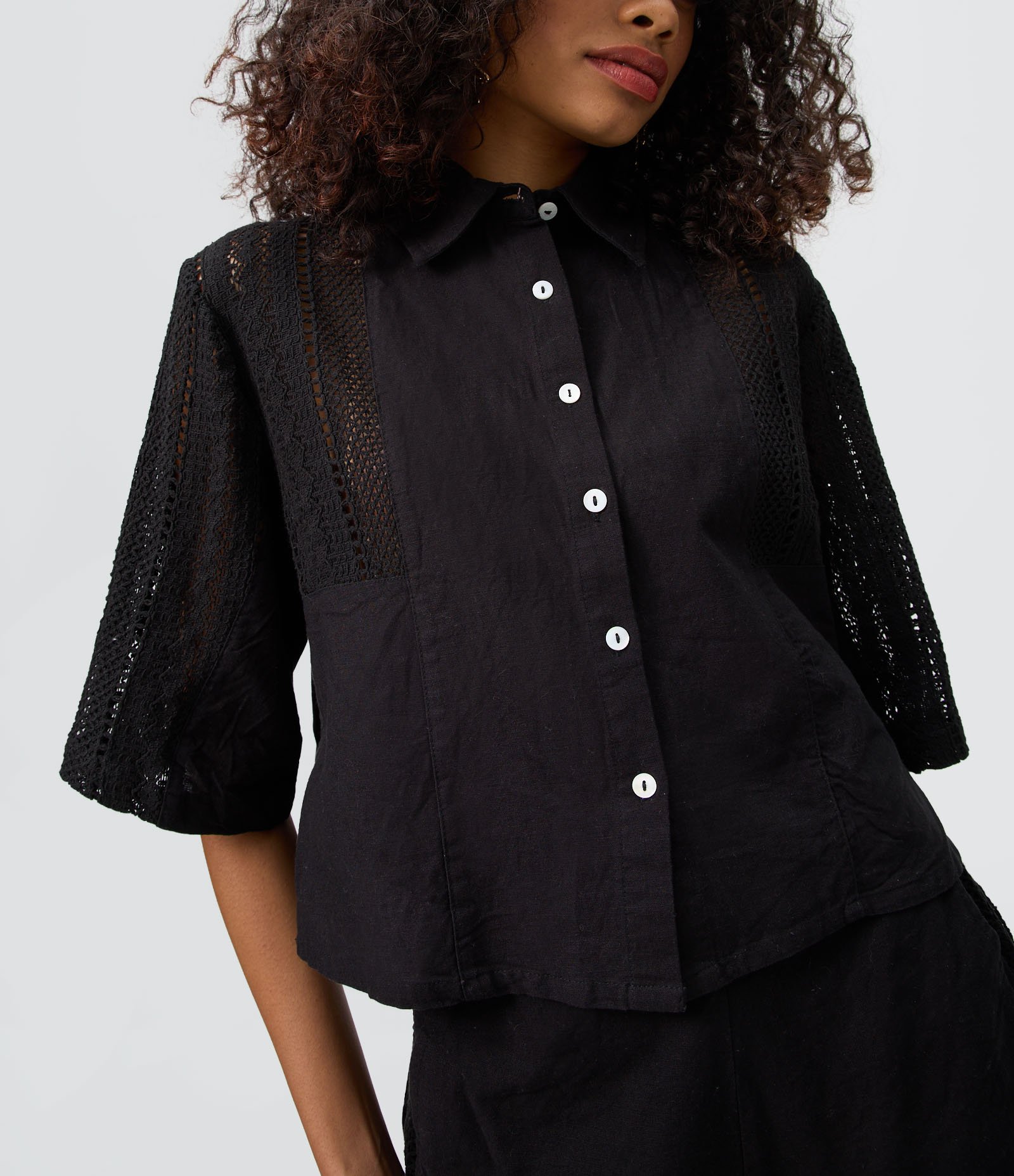 Camisa em Tricoline com Renda e Bordado Vazado Preto 3