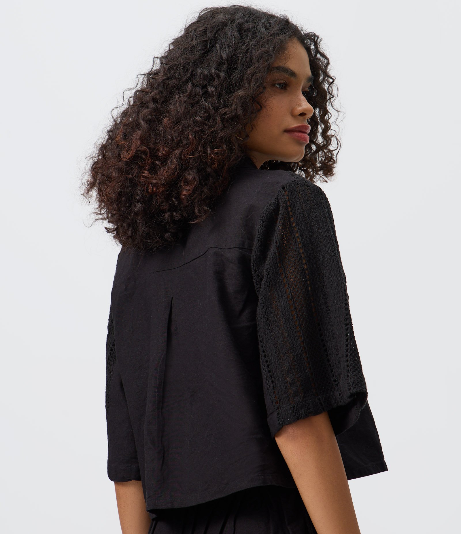 Camisa em Tricoline com Renda e Bordado Vazado Preto 4