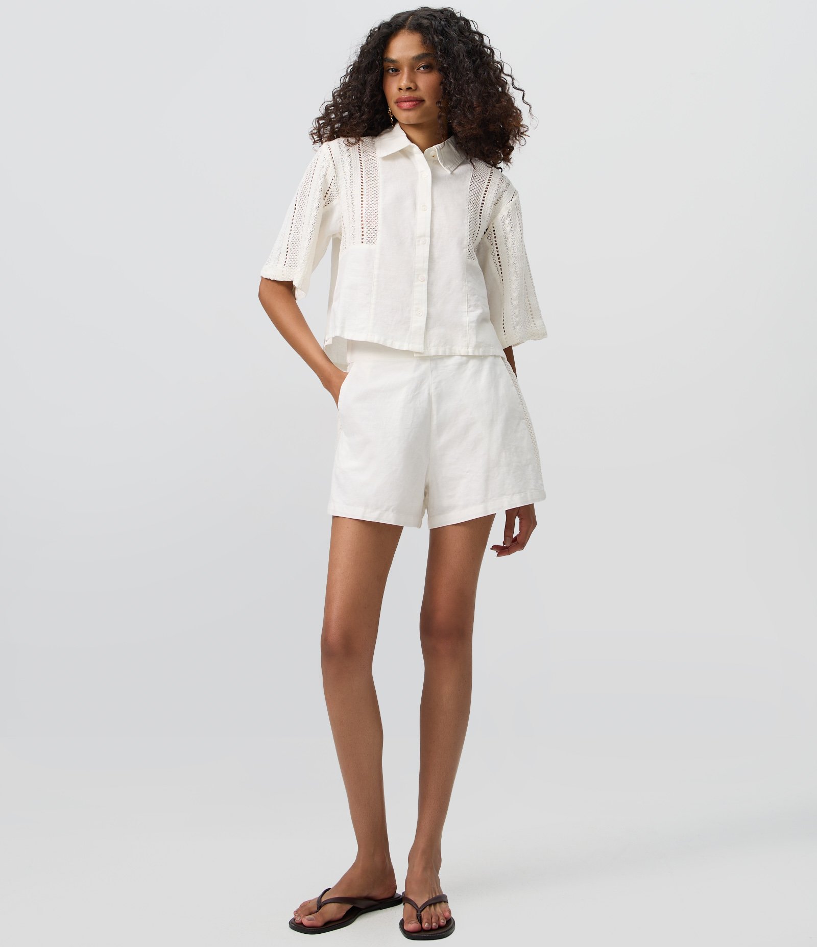 Short em Tricoline com Detalhes Laterais em Crochê Branco 2