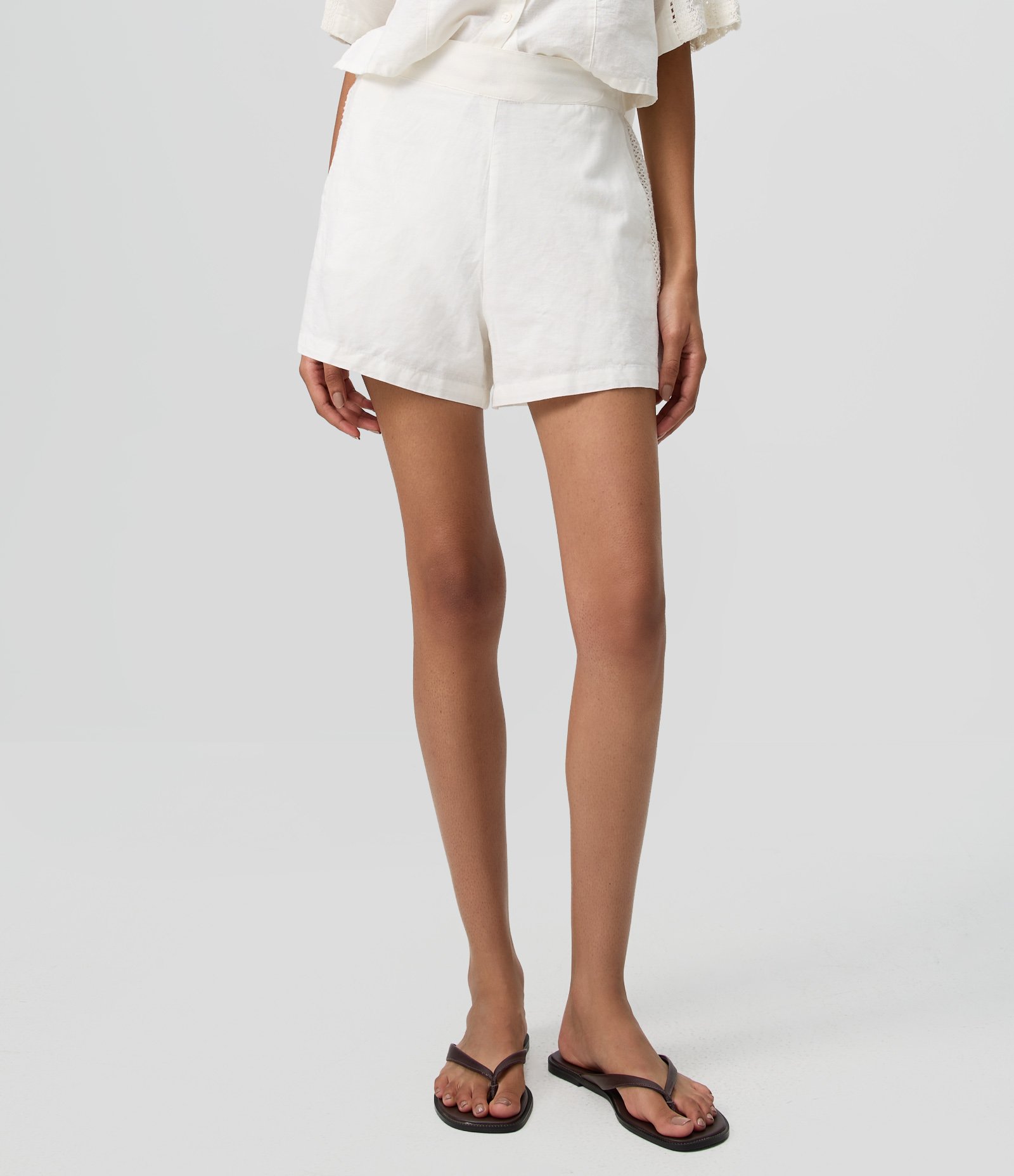 Short em Tricoline com Detalhes Laterais em Crochê Branco 3