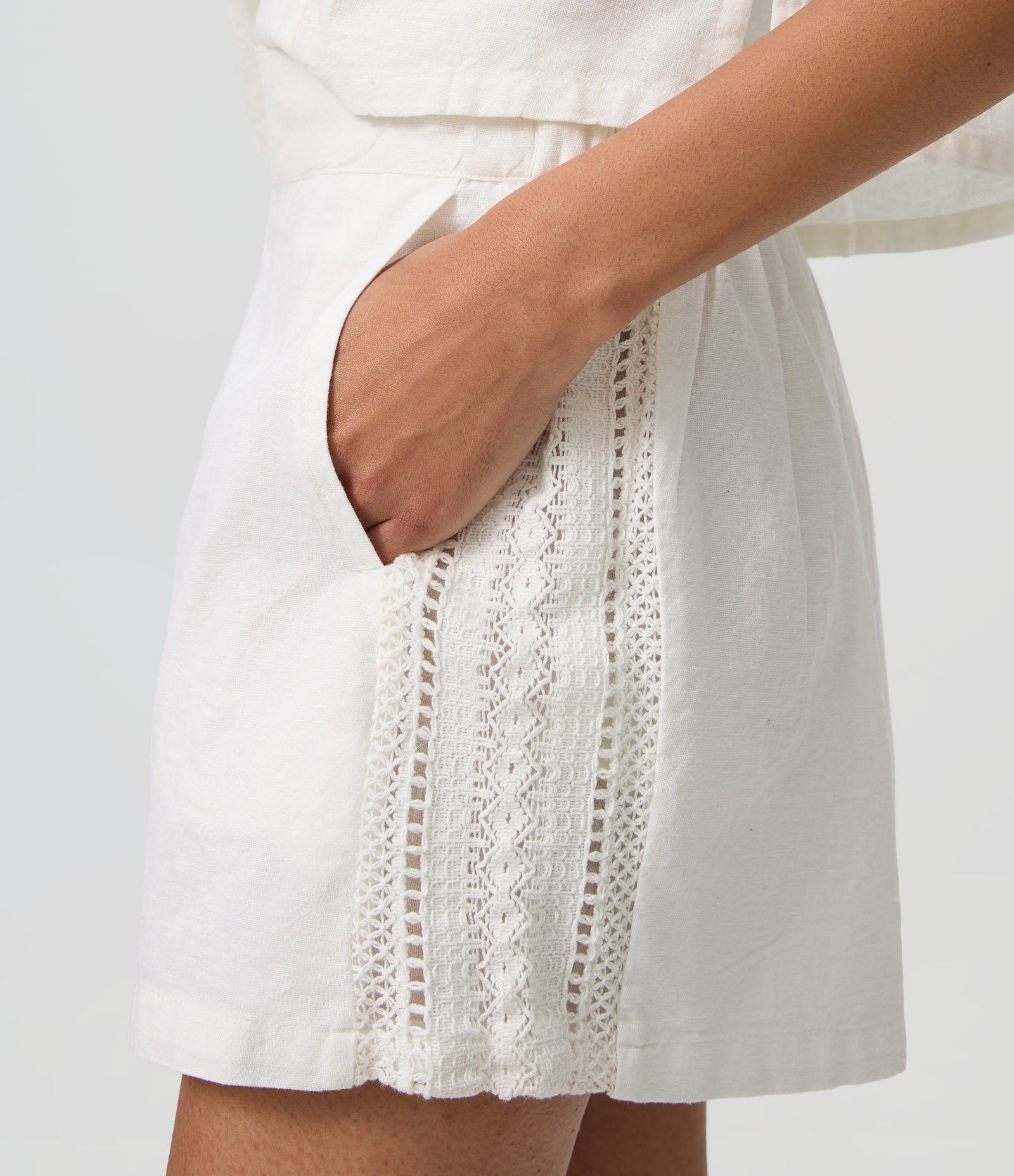 Short em Tricoline com Detalhes Laterais em Crochê Branco 4