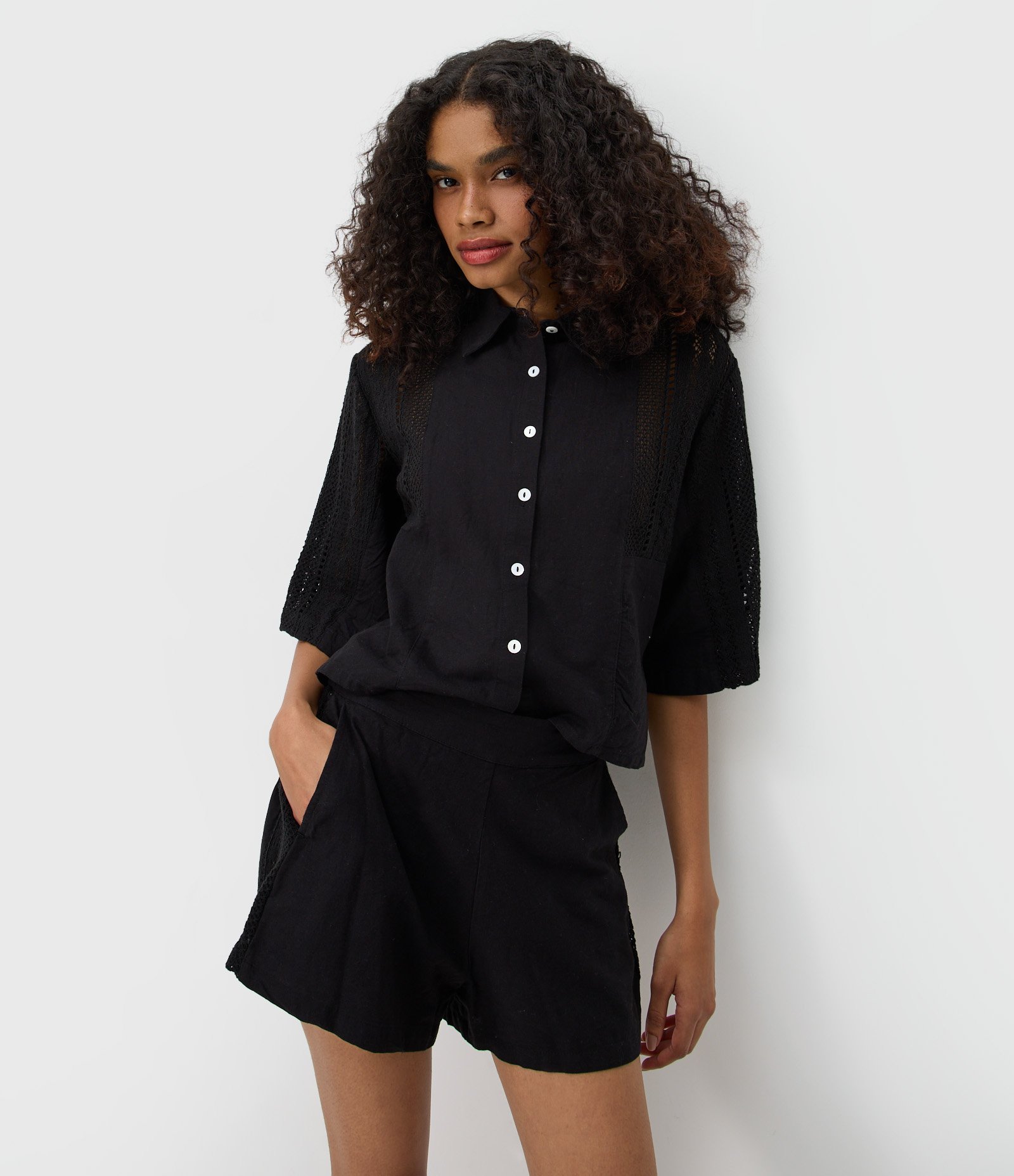 Short em Tricoline com Detalhes Laterais em Crochê Preto 1