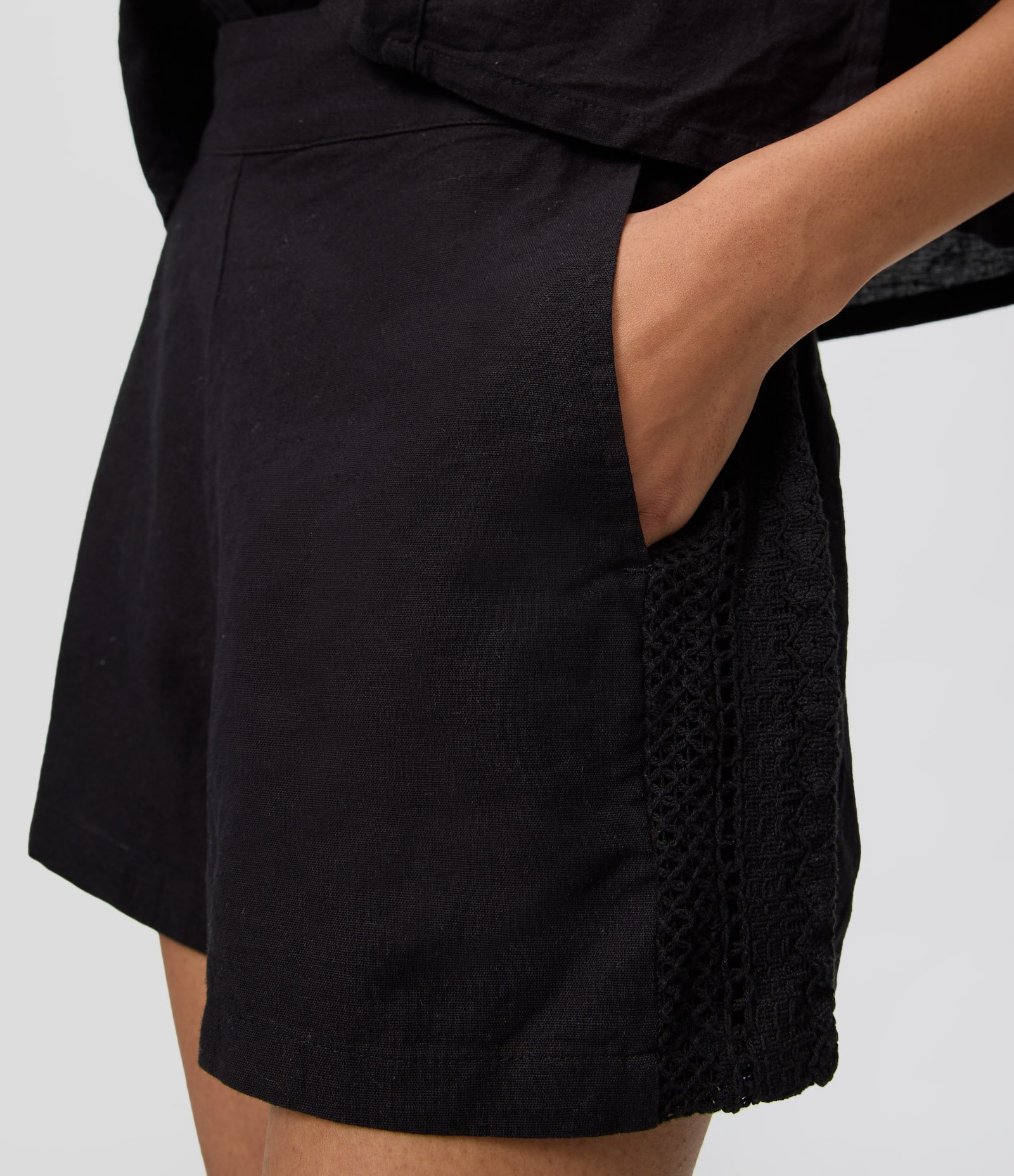 Short em Tricoline com Detalhes Laterais em Crochê Preto 4