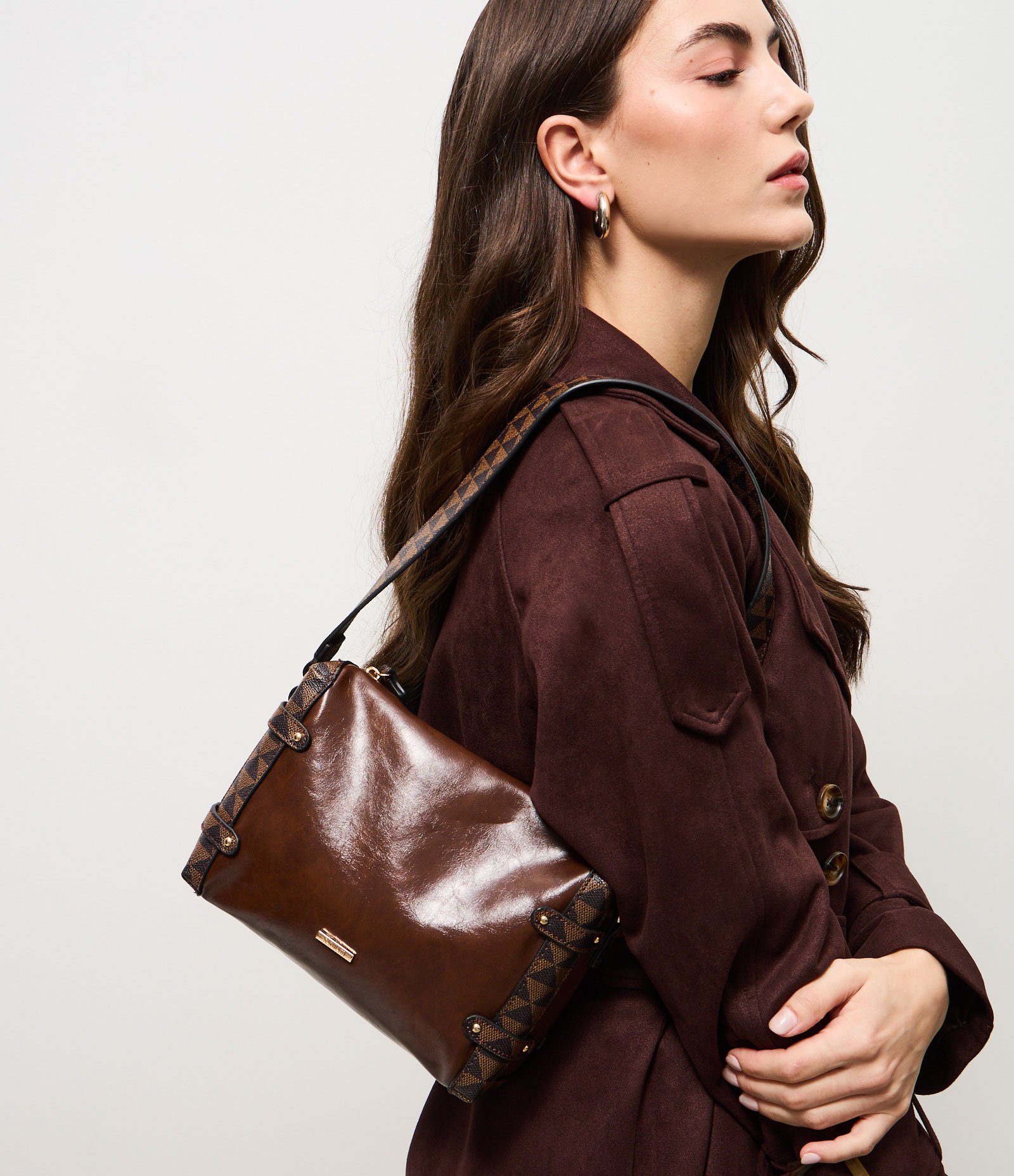Bolsa Shoulder Média em PU com Detalhes Estampados Marrom 1