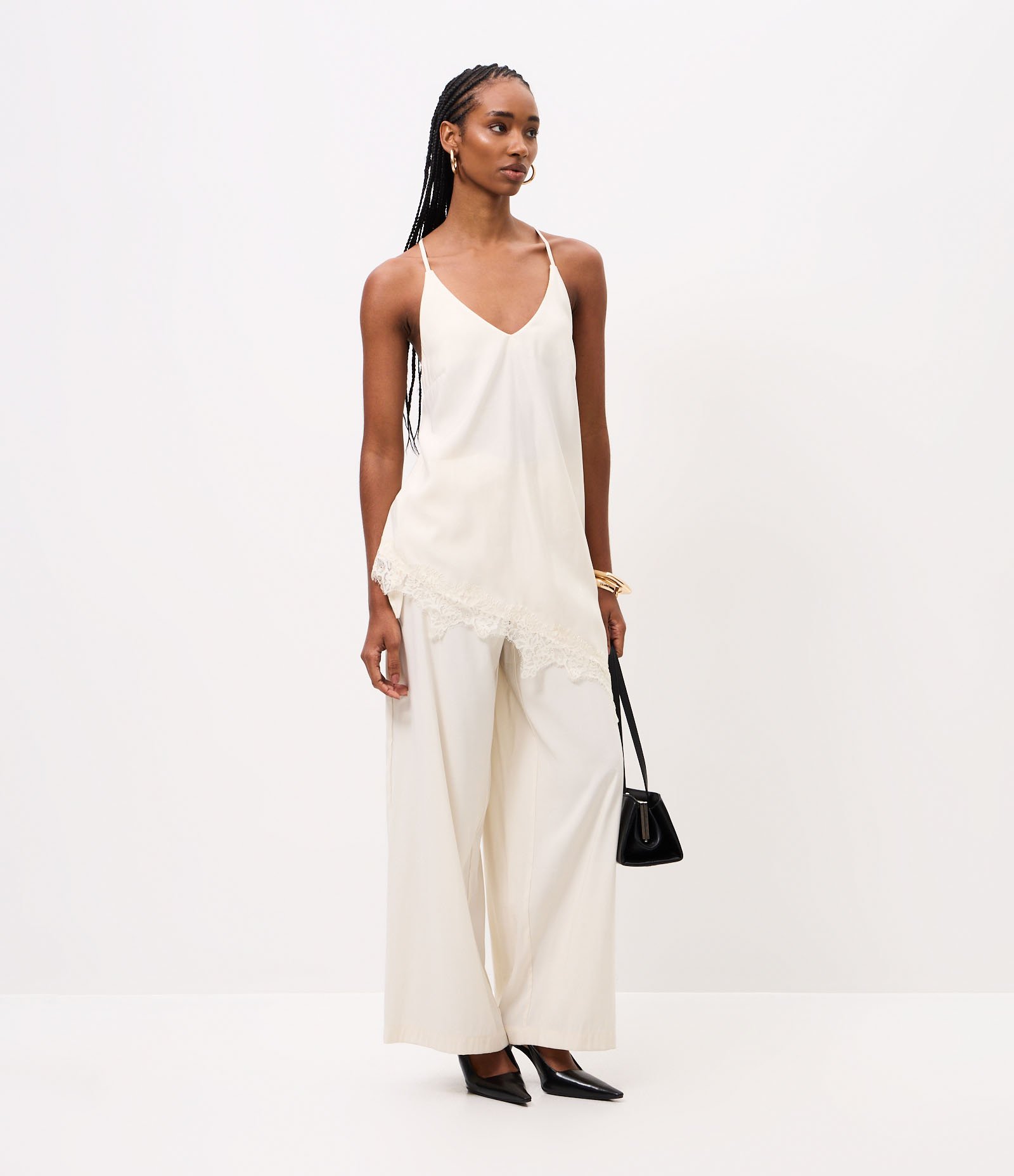 Blusa Assimétrica com Renda e Fenda Lateral Bege 2