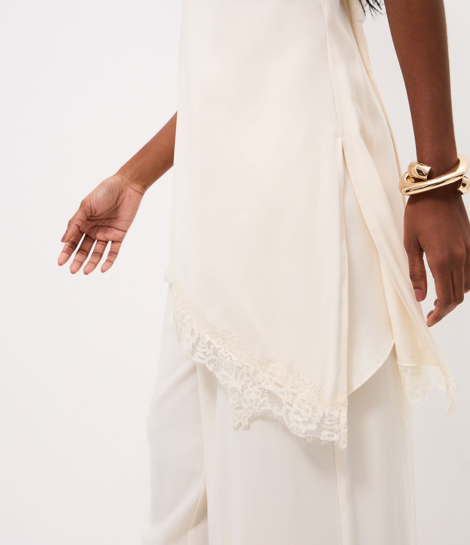 Blusa Assimétrica com Renda e Fenda Lateral Bege 3