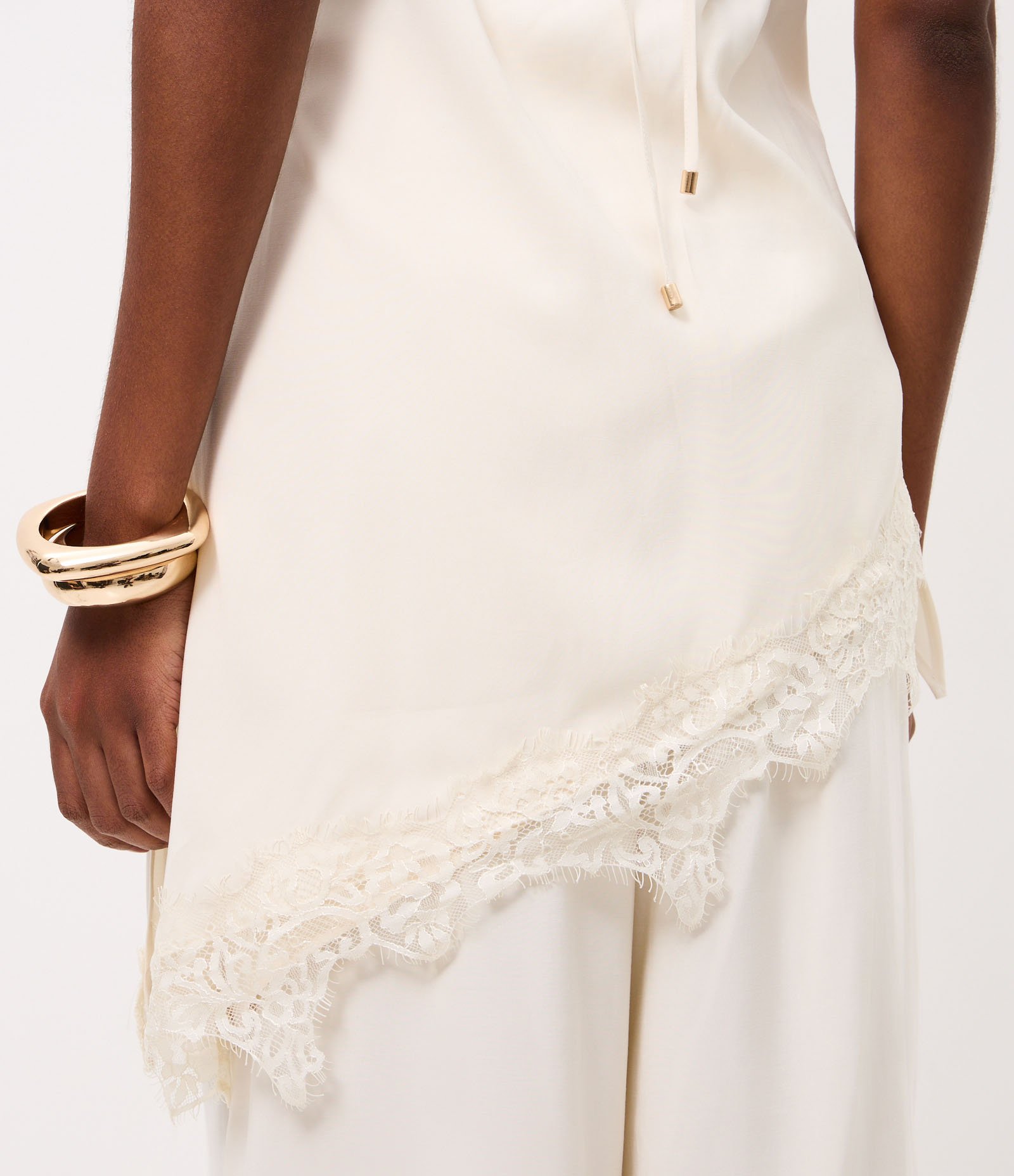 Blusa Assimétrica com Renda e Fenda Lateral Bege 4