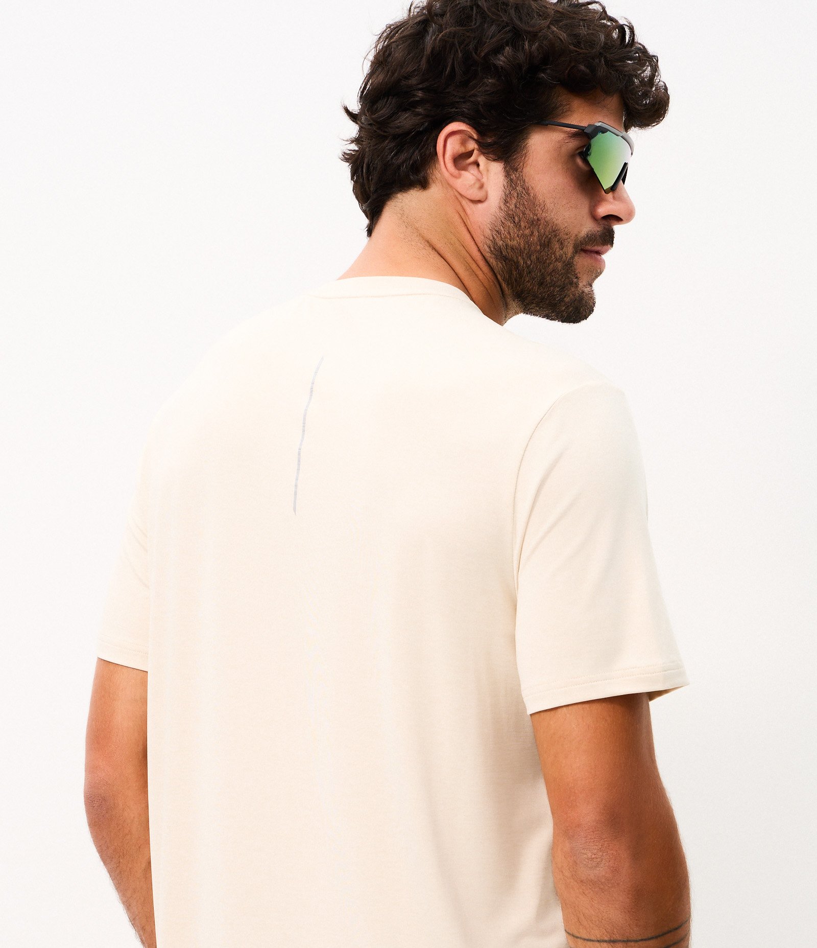 Camiseta Esportiva com Tecnologia Dry e Detalhes Refletivos Bege 3