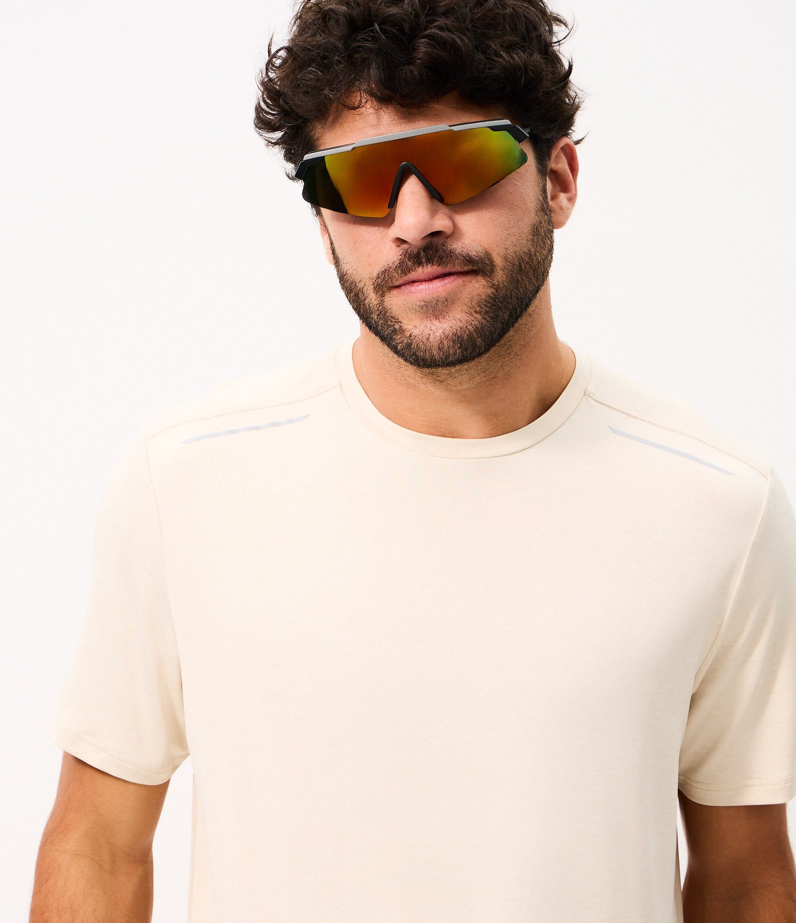 Camiseta Esportiva com Tecnologia Dry e Detalhes Refletivos Bege 4