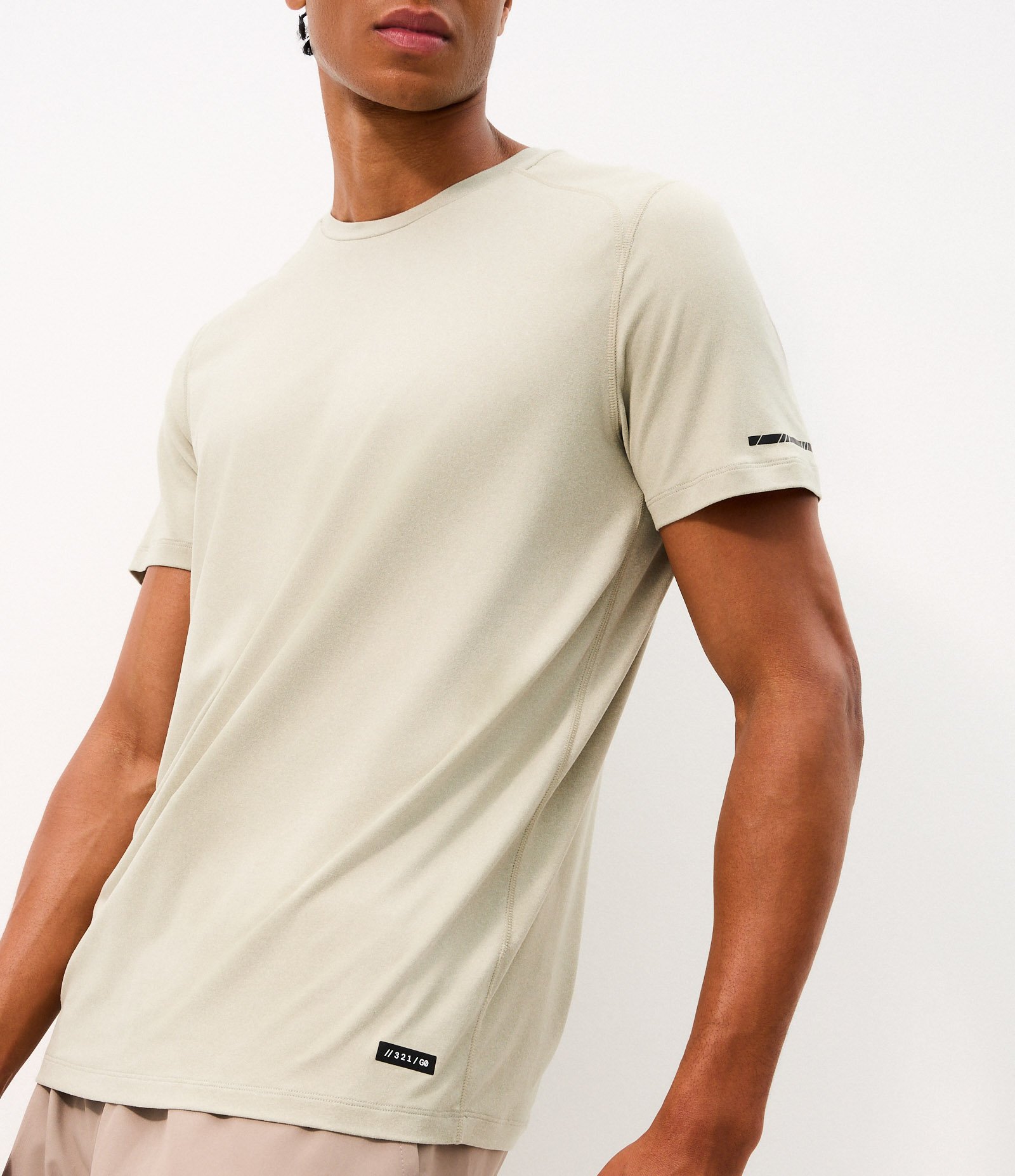 Camiseta Regular Esportiva em Tecnologia Dry com Etiqueta na Barra Cinza 6