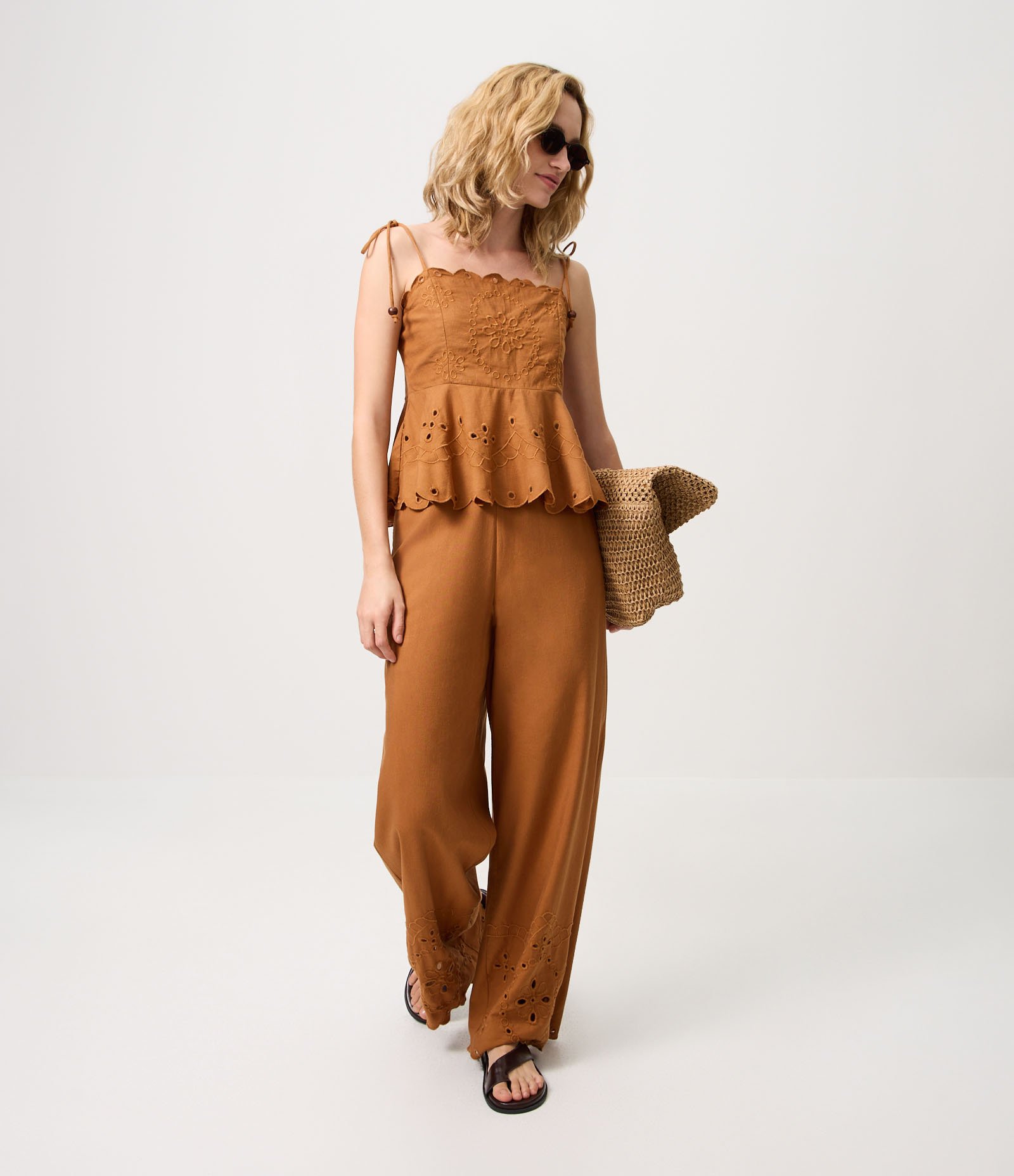 Blusa em Laise com Alças para Amarração e Bordado Vazado Mostarda 2