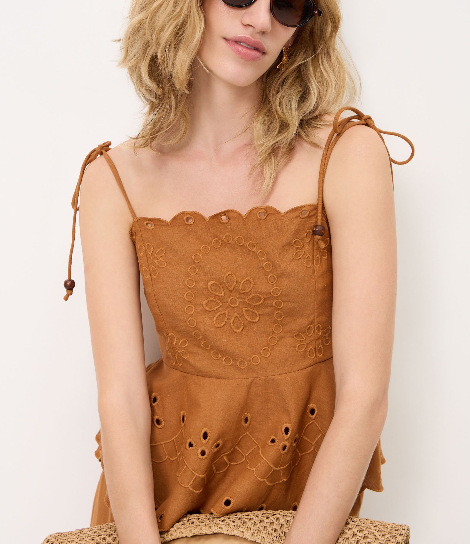 Blusa em Laise com Alças para Amarração e Bordado Vazado Mostarda 3