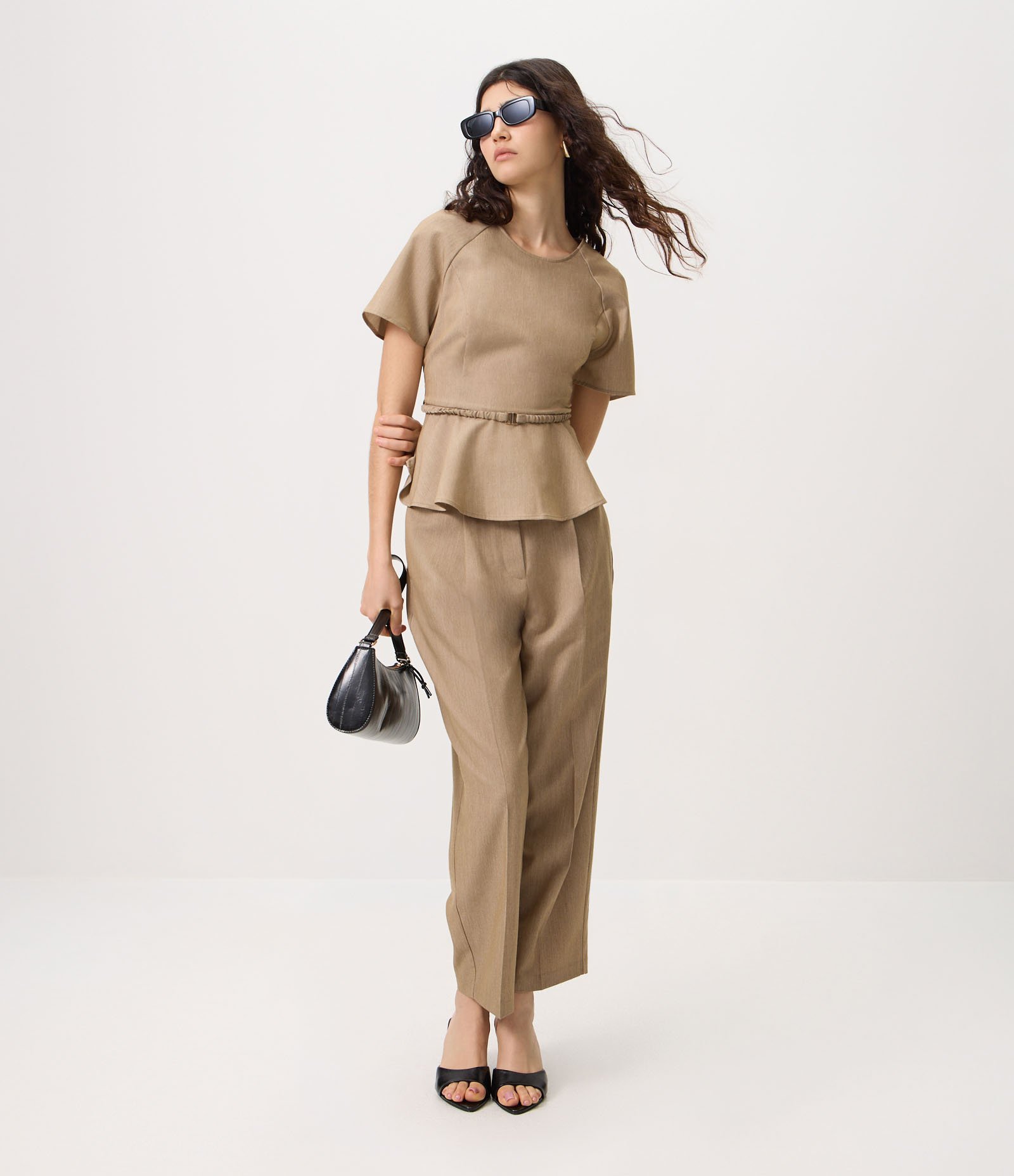 Blusa Alfaiatada em Crepe com Cinto Elástico e Fivela de Metal Bege 2