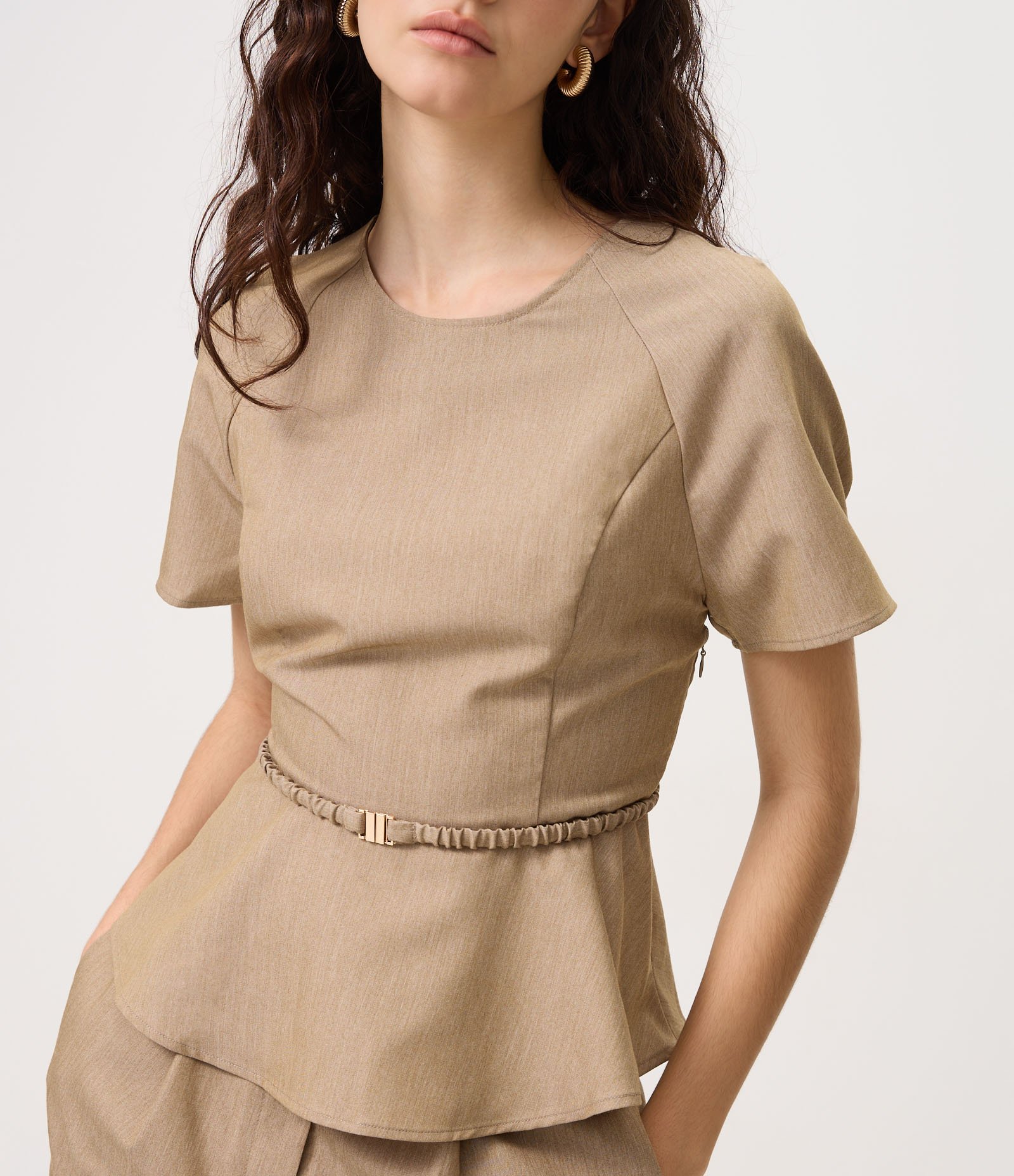 Blusa Alfaiatada em Crepe com Cinto Elástico e Fivela de Metal Bege 3