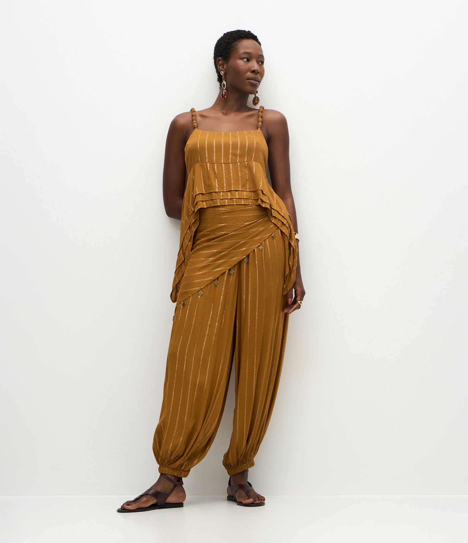 Calça Aladim Estampada com Lenço Sobreposto Marrom 1