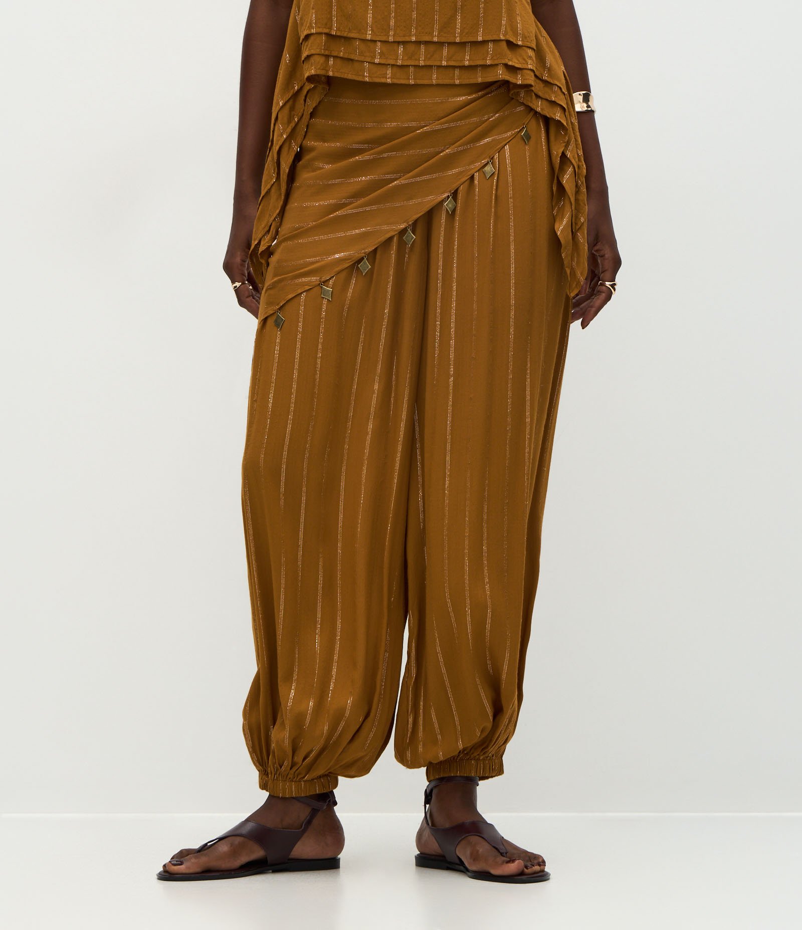 Calça Aladim Estampada com Lenço Sobreposto Marrom 3