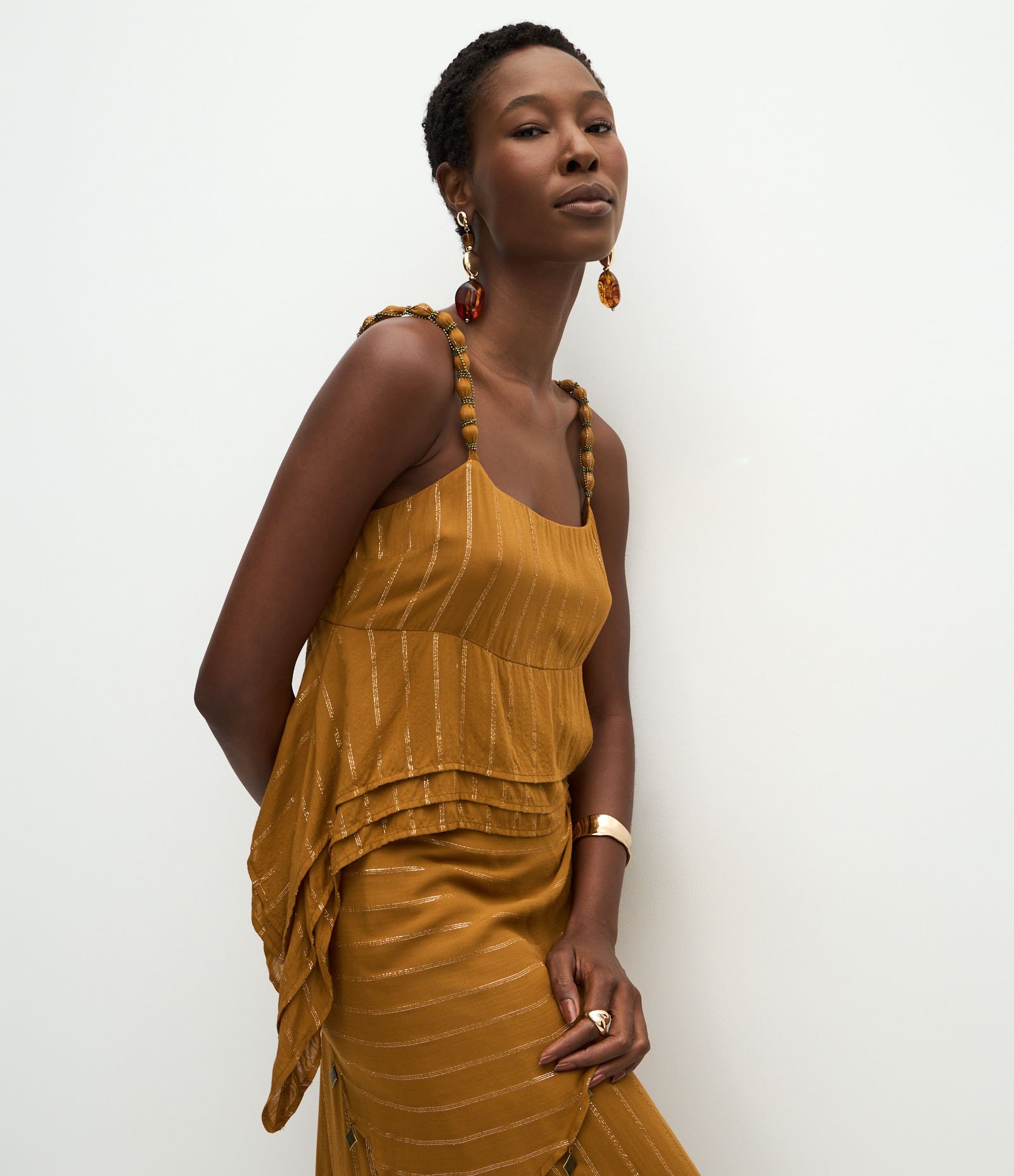 Blusa em Viscose com Aviamentos na Alça e Pontas na Barra Caramelo 1