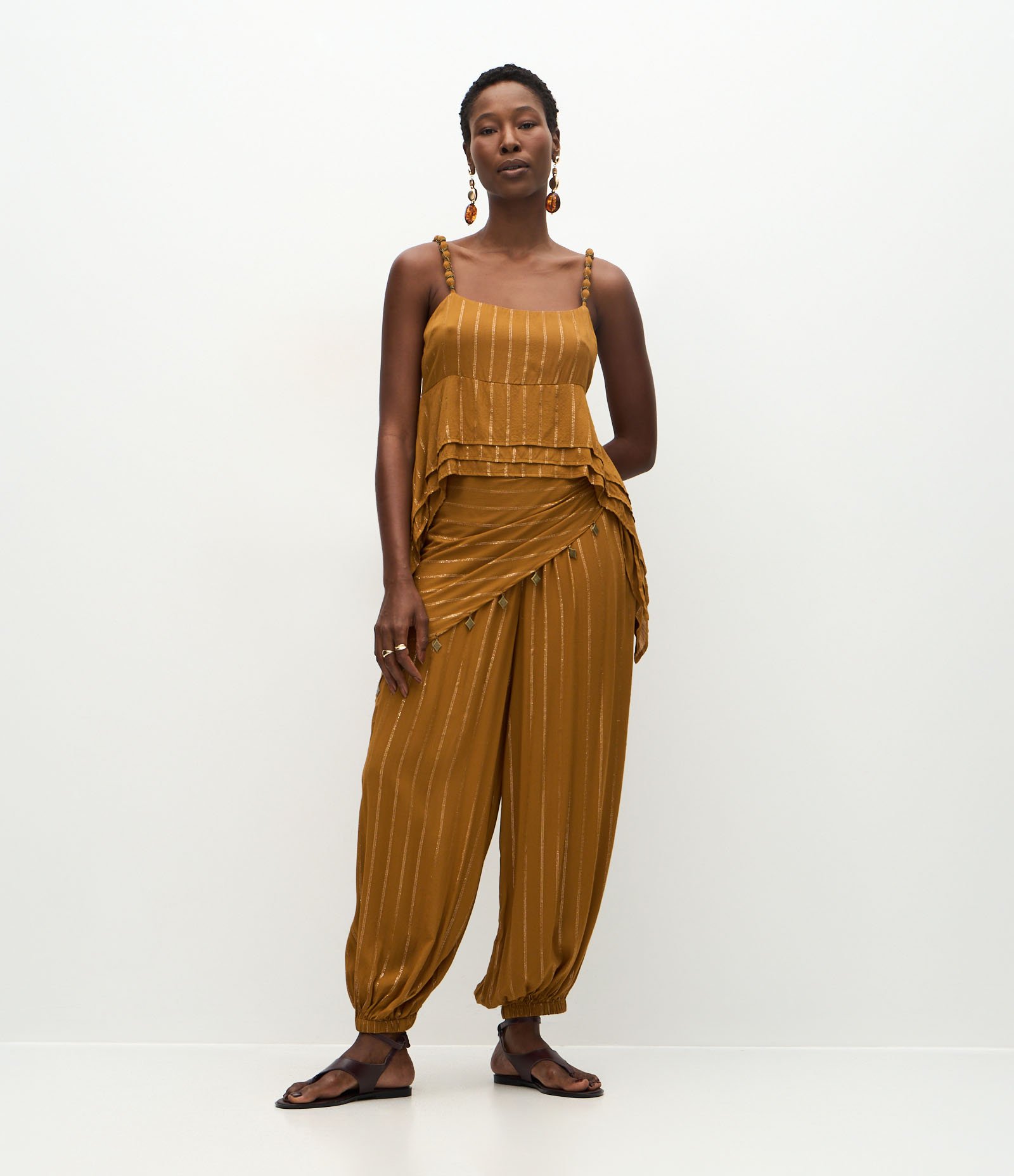 Blusa em Viscose com Aviamentos na Alça e Pontas na Barra Caramelo 2