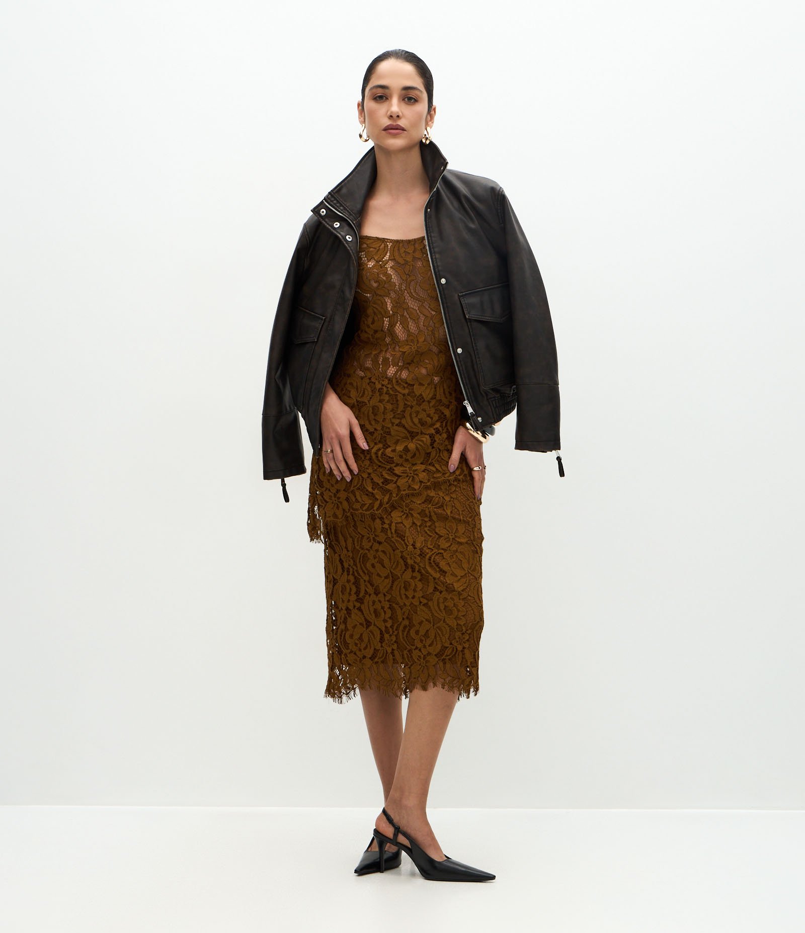 Blusa Alongada em Renda com Alças Finas Marrom 2