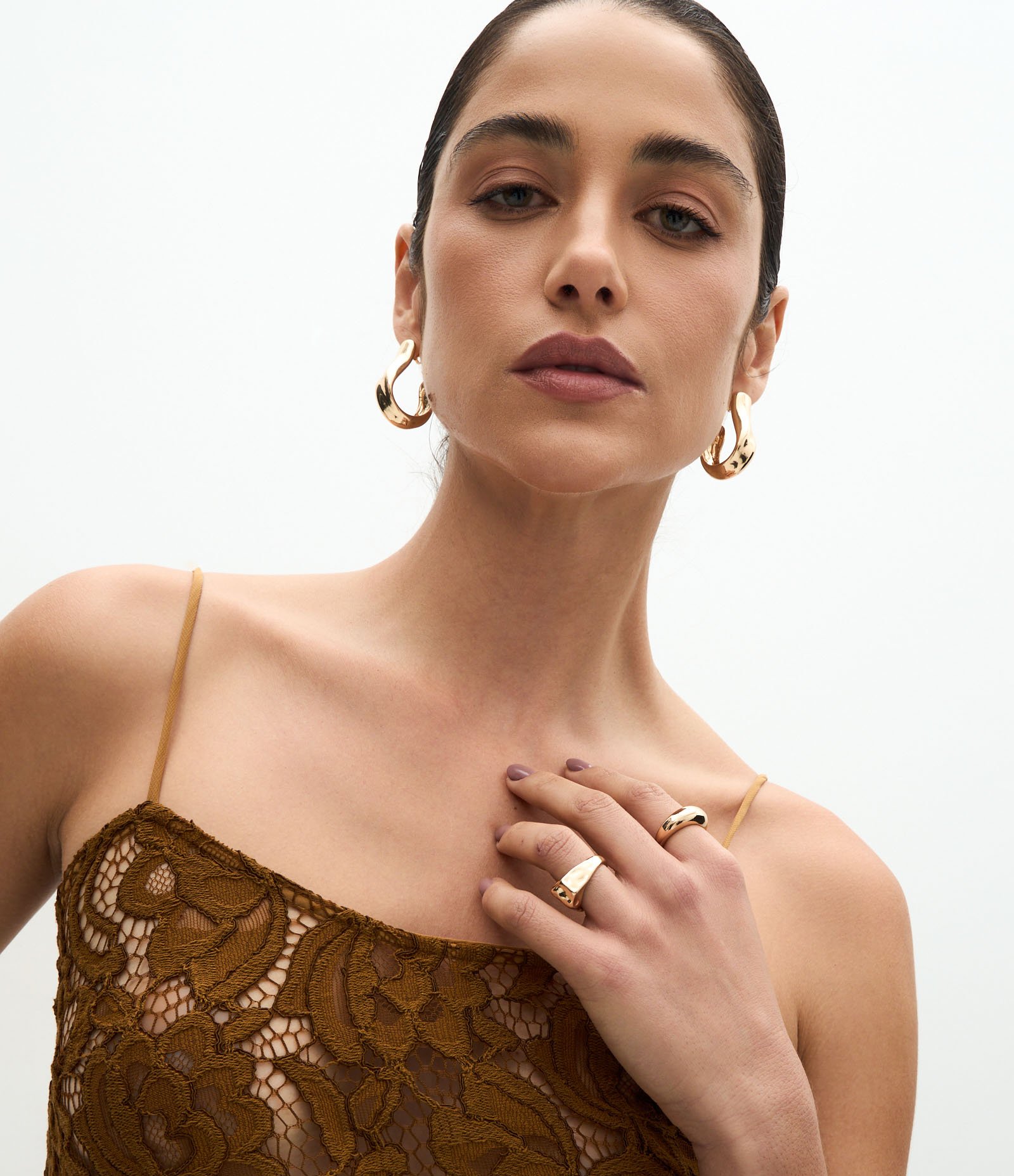 Blusa Alongada em Renda com Alças Finas Marrom 3
