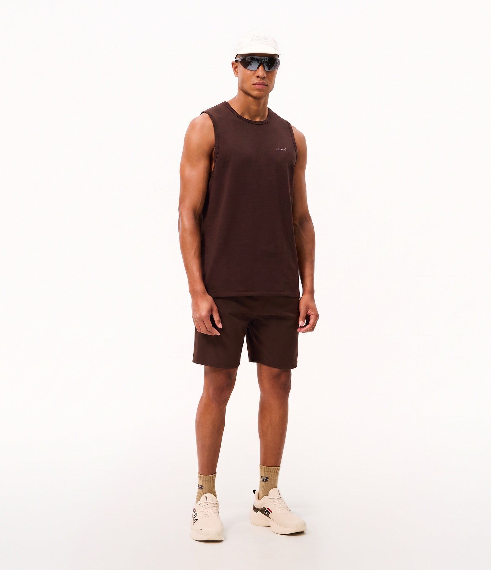 Bermuda Esportiva com Laser Cut e Bolsos com Zíper Marrom Escuro 1
