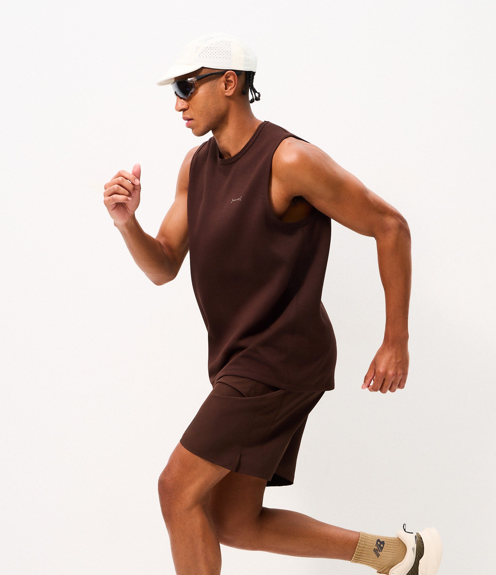 Bermuda Esportiva com Laser Cut e Bolsos com Zíper Marrom Escuro 4