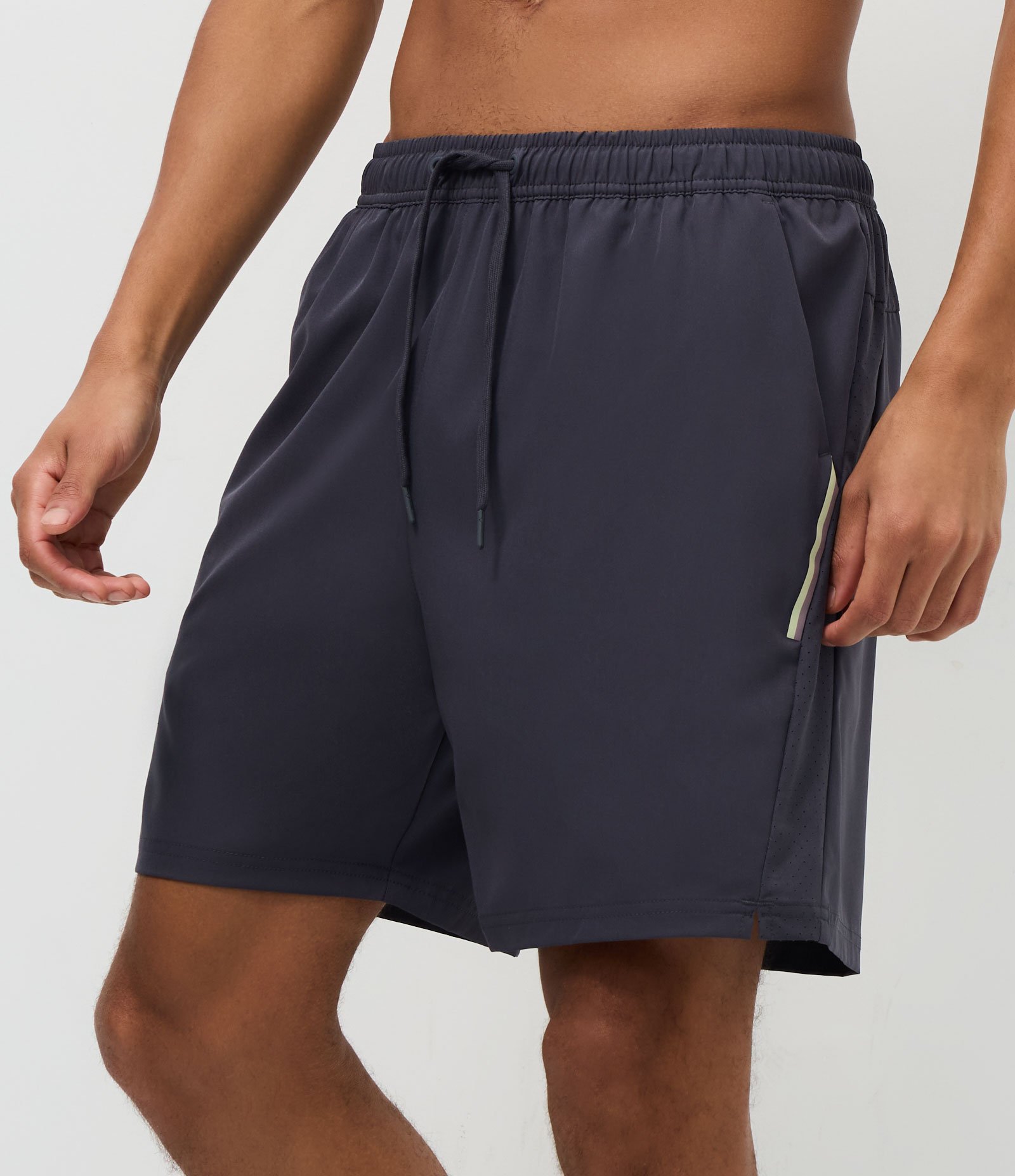 Bermuda Esportiva com Laser Cut e Print Lateral Cinza 2