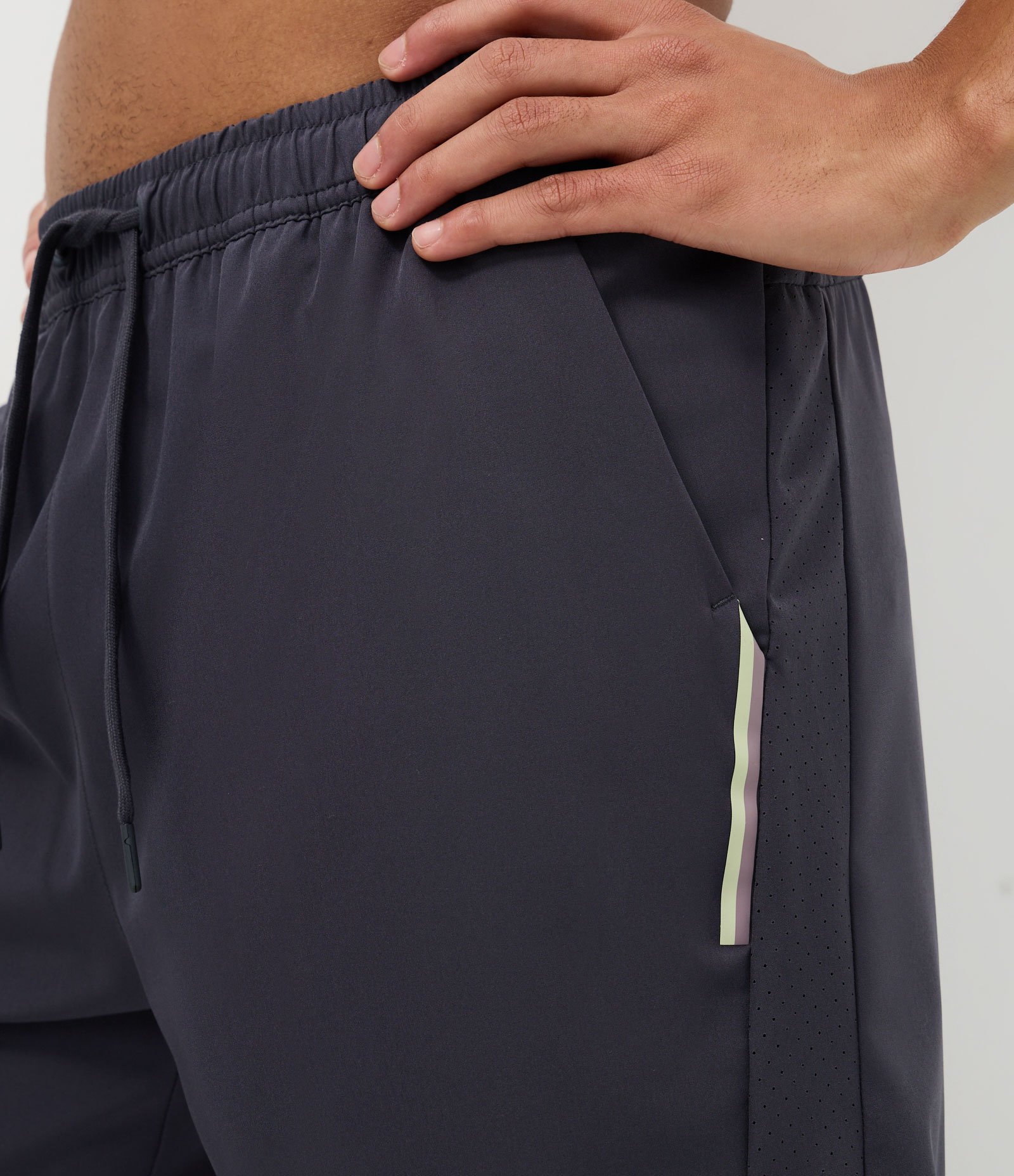 Bermuda Esportiva com Laser Cut e Print Lateral Cinza 3