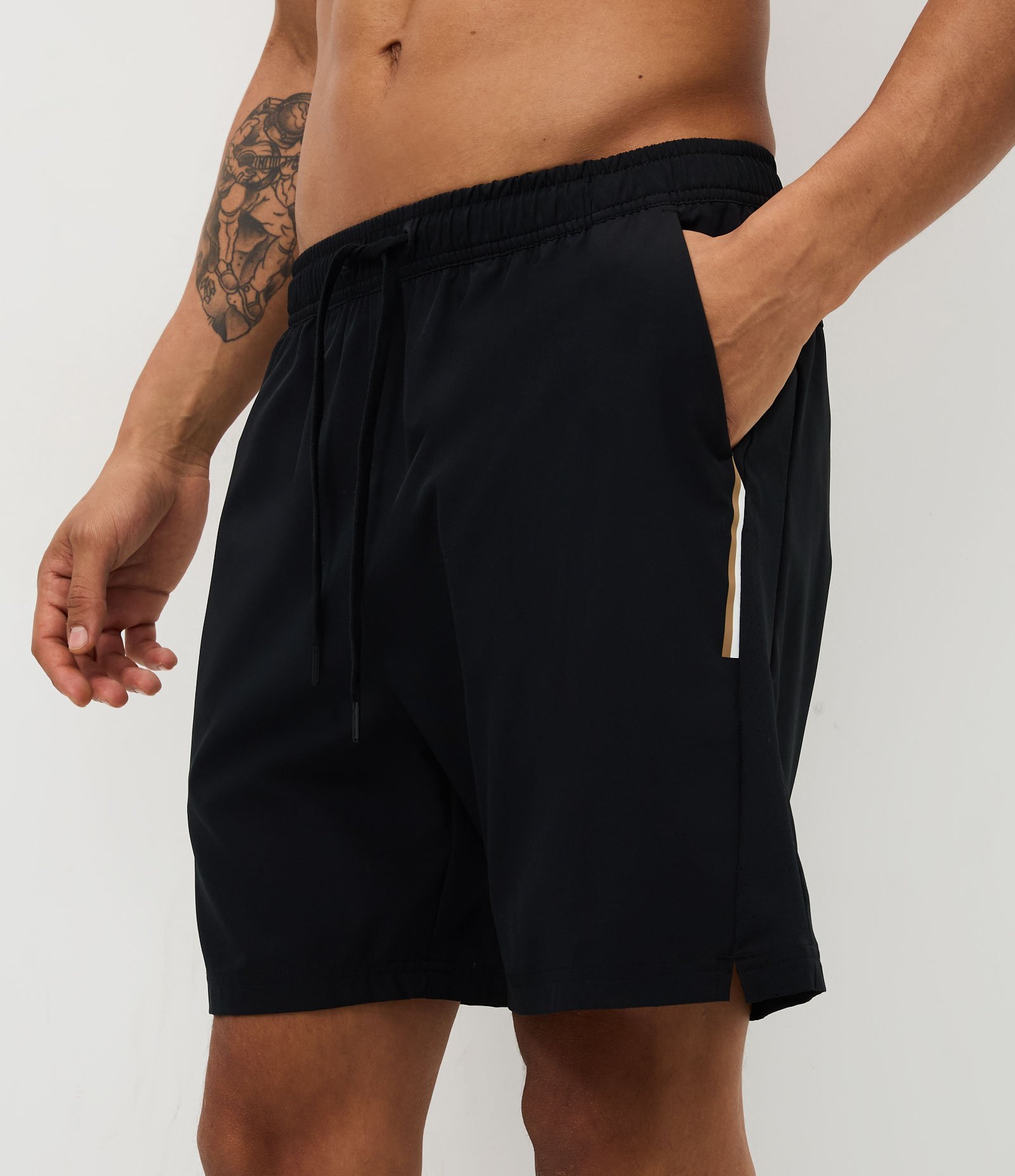 Bermuda Esportiva com Laser Cut e Print Lateral Preto 2