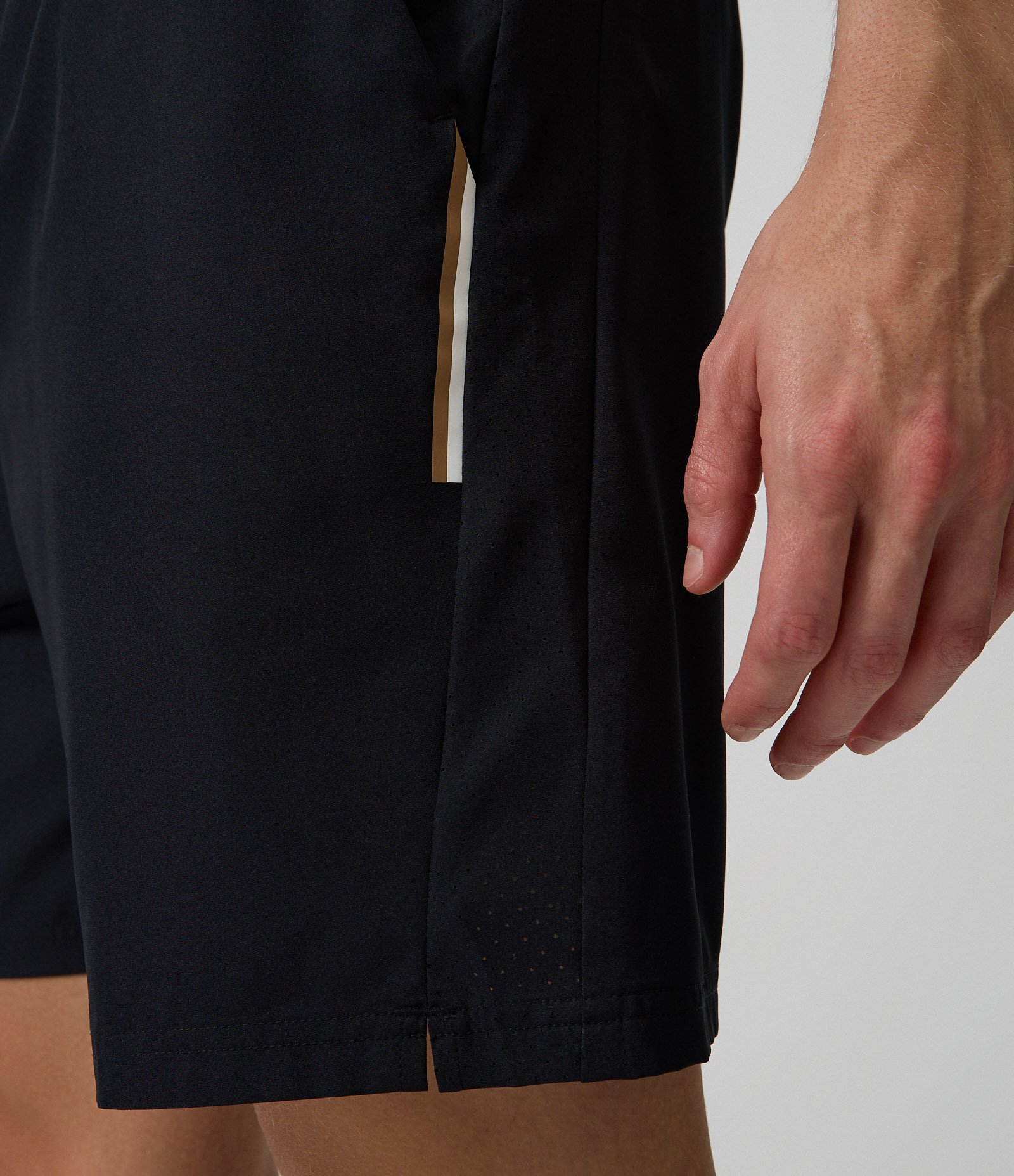 Bermuda Esportiva com Laser Cut Preto 4